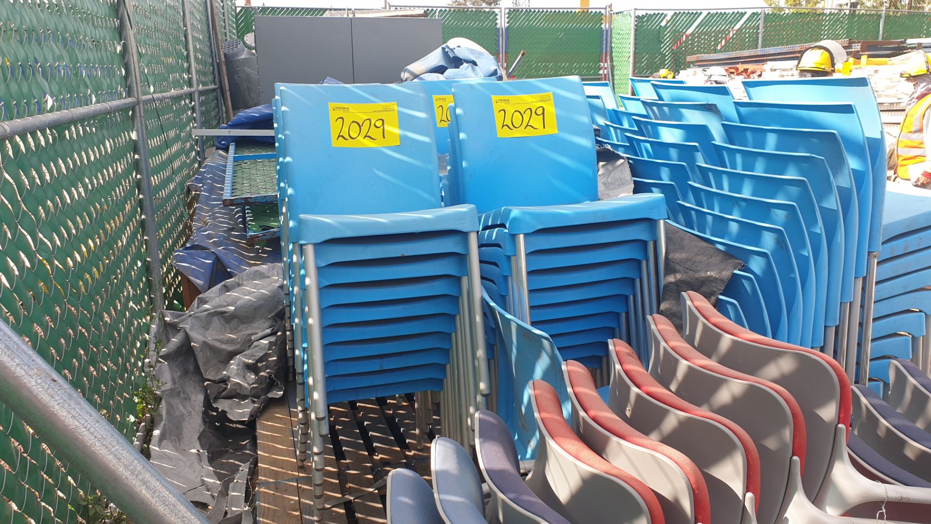 1 Lote of 40 blue plastic chairs, 7 metal chairs for office with backrest and upholstered seat - Bild 6 aus 22