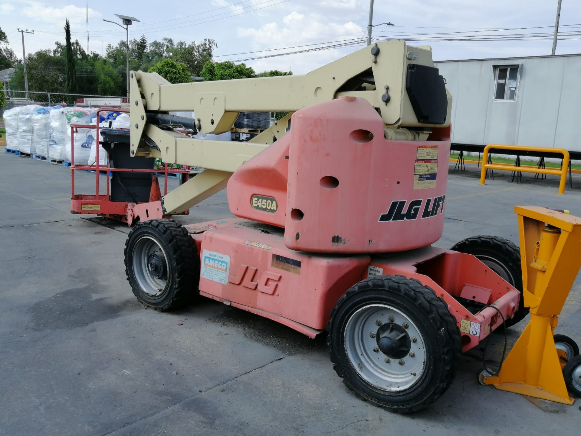 1 JLG Lift model E450A year 2001 N/S 0300063074 maximum lift 12 meters. Please inspect. - Image 12 of 32