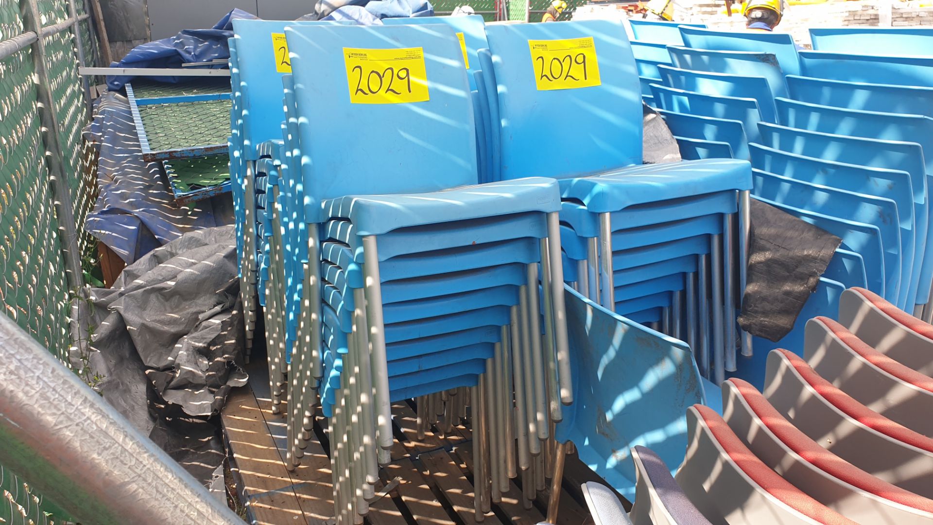 1 Lote of 40 blue plastic chairs, 7 metal chairs for office with backrest and upholstered seat - Bild 15 aus 22