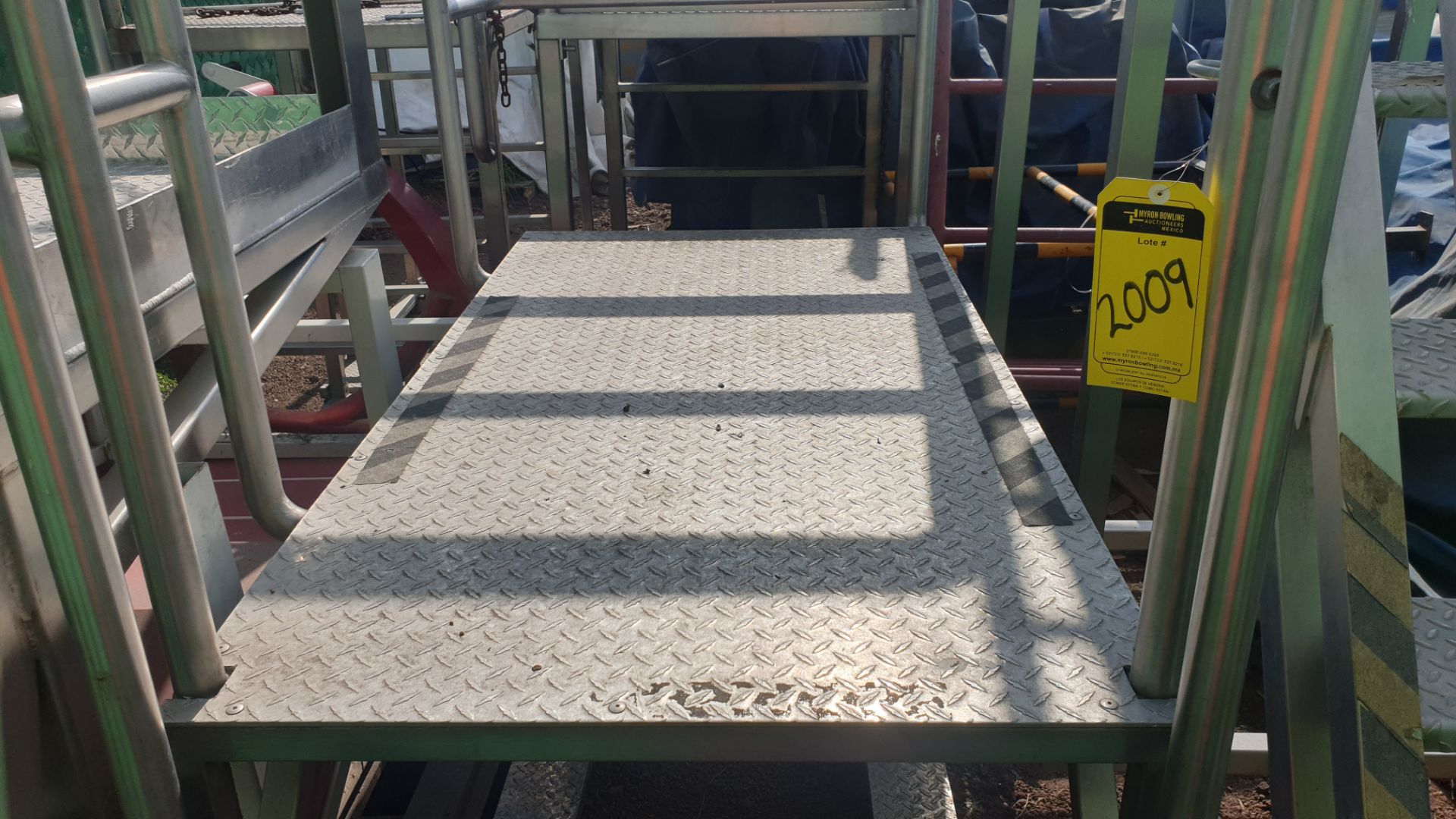 1 vertical platform of staineless steel with anti-slip, measures 1.60 x .85 x 1.00