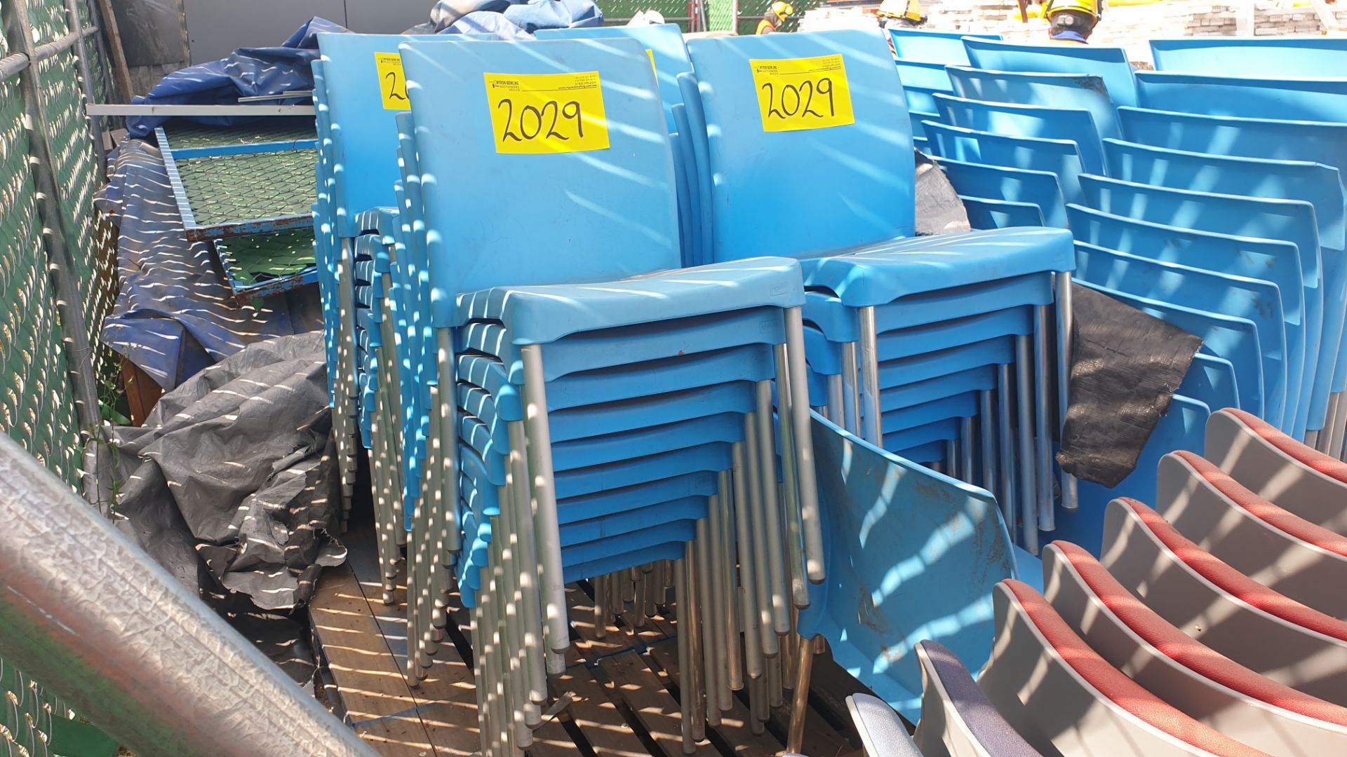 1 Lote of 40 blue plastic chairs, 7 metal chairs for office with backrest and upholstered seat - Bild 12 aus 22