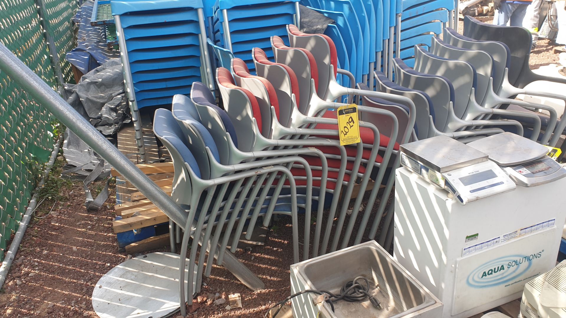 1 Lote of 40 blue plastic chairs, 7 metal chairs for office with backrest and upholstered seat