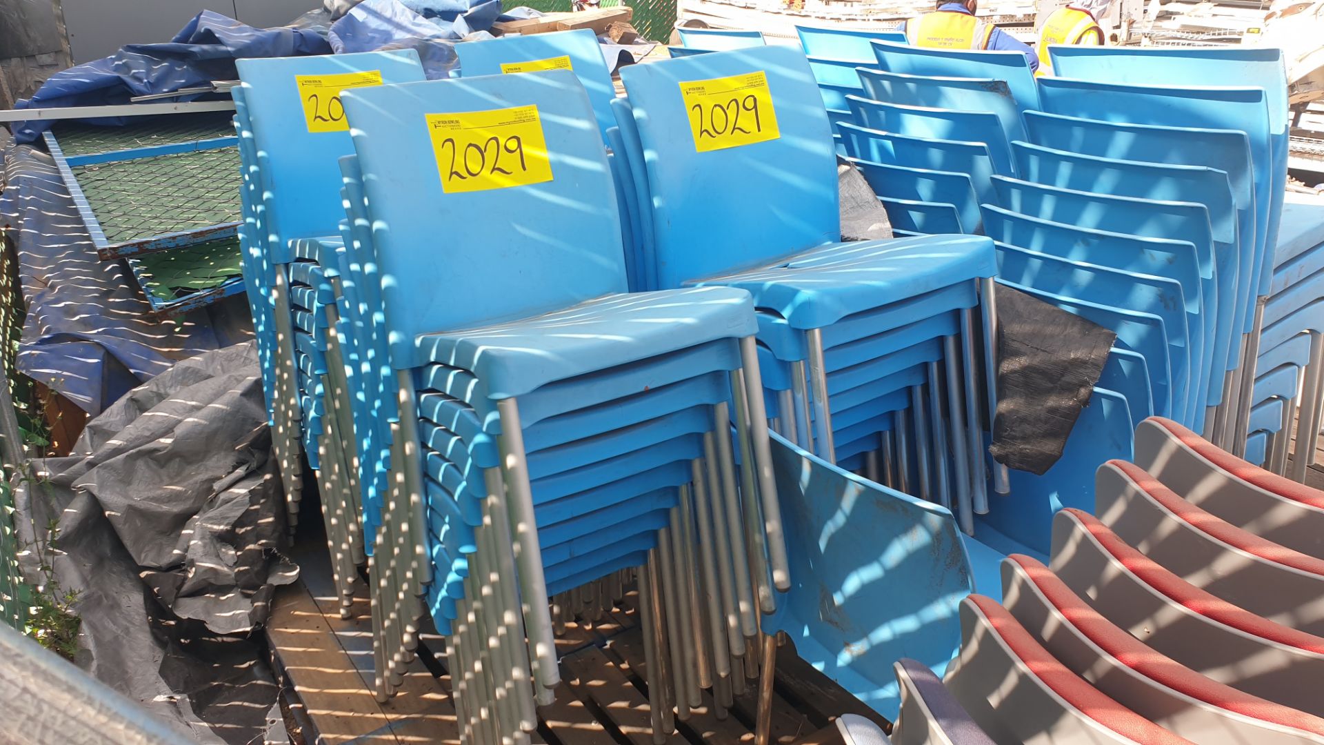 1 Lote of 40 blue plastic chairs, 7 metal chairs for office with backrest and upholstered seat - Bild 19 aus 22