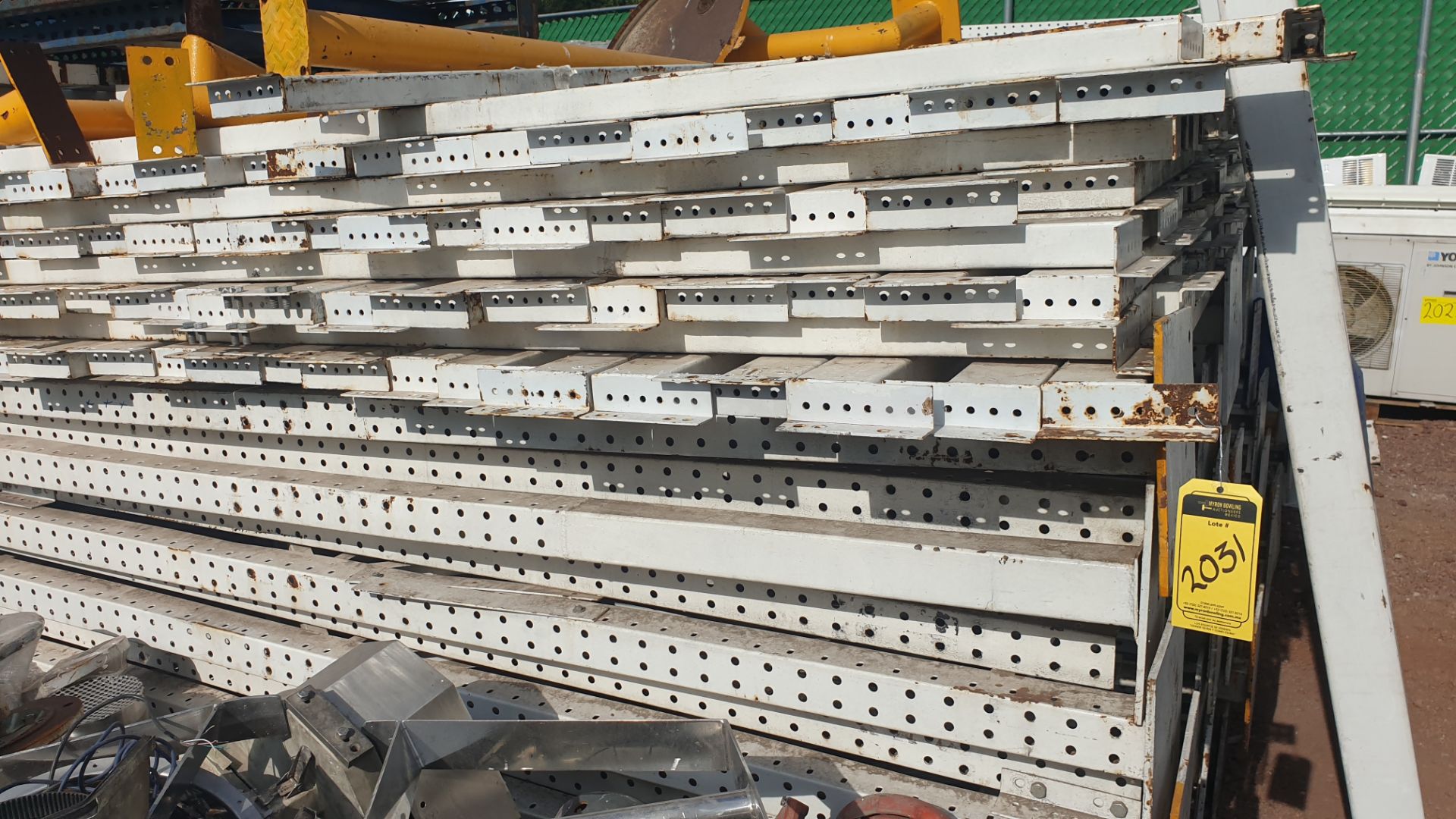 Lot of rack, 20 posts and 125 crossbars ( approximate parts). Please inspect - Image 11 of 25