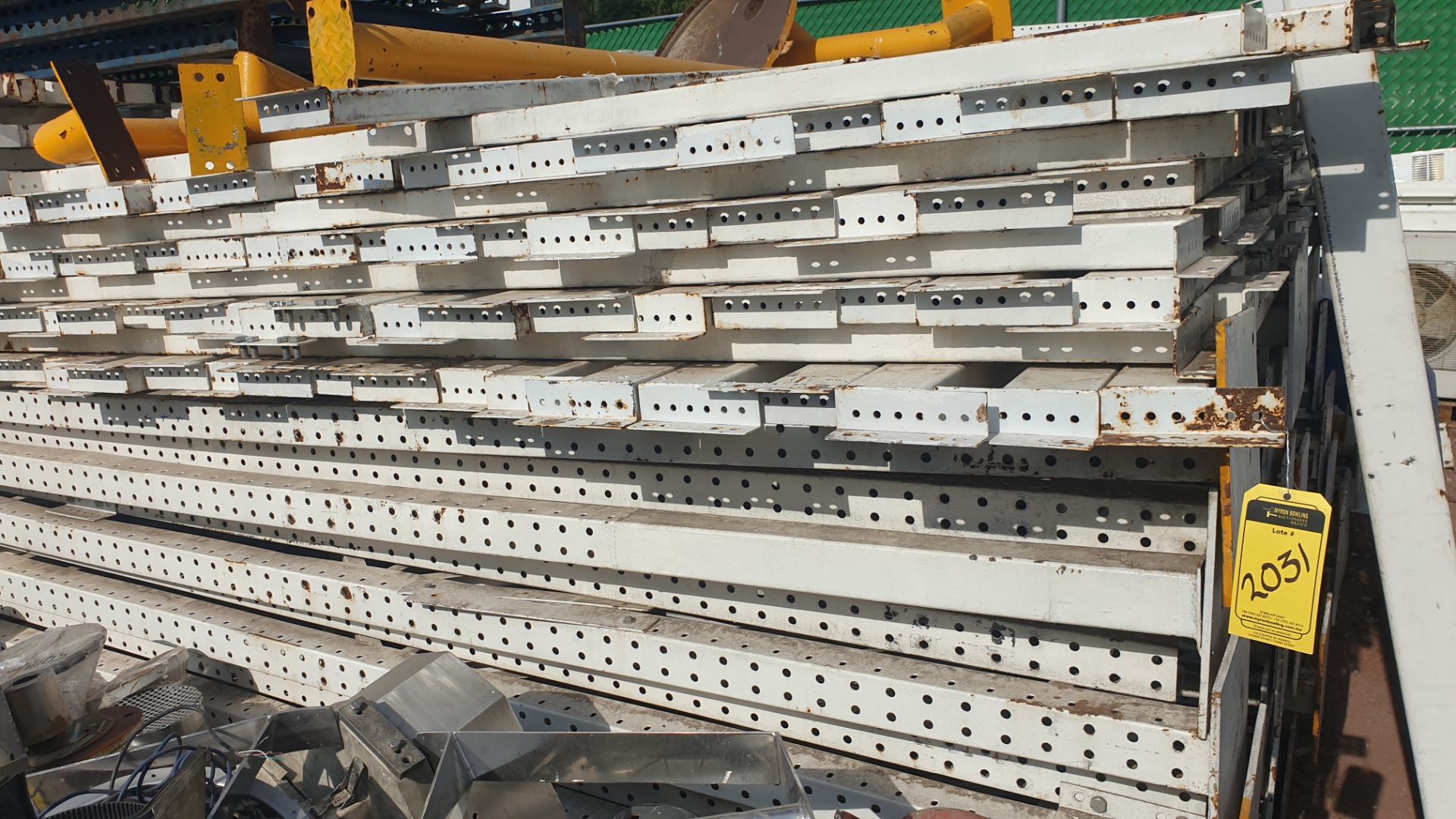 Lot of rack, 20 posts and 125 crossbars ( approximate parts). Please inspect - Image 13 of 25