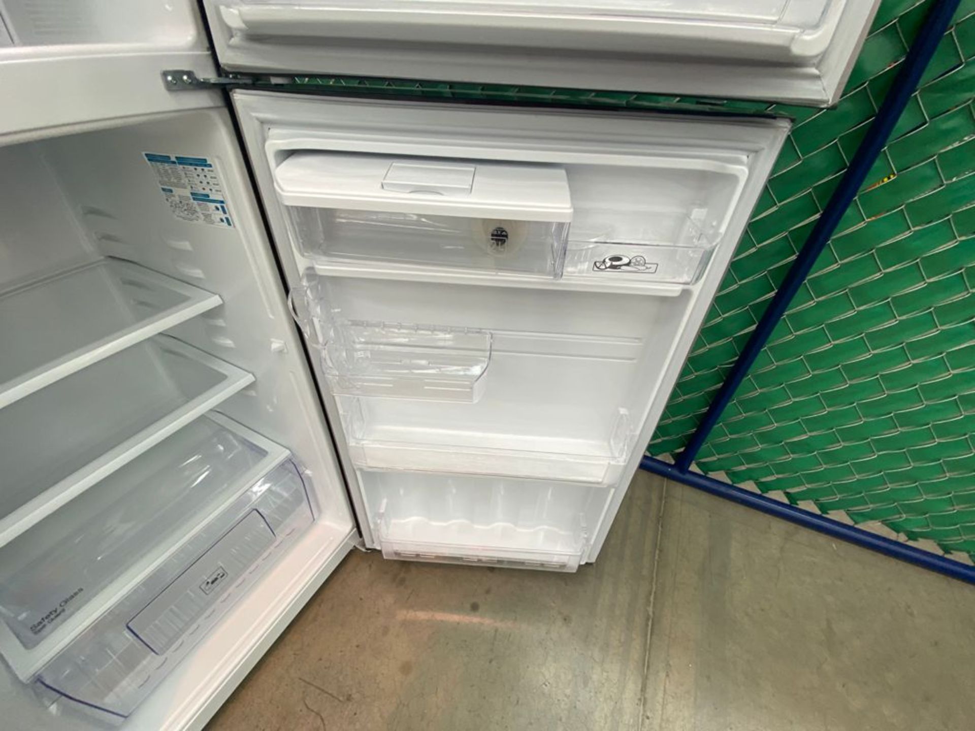 1 Refrigerador marca Mabe color gris con despachador de agua modelo RME360FD - Image 16 of 22