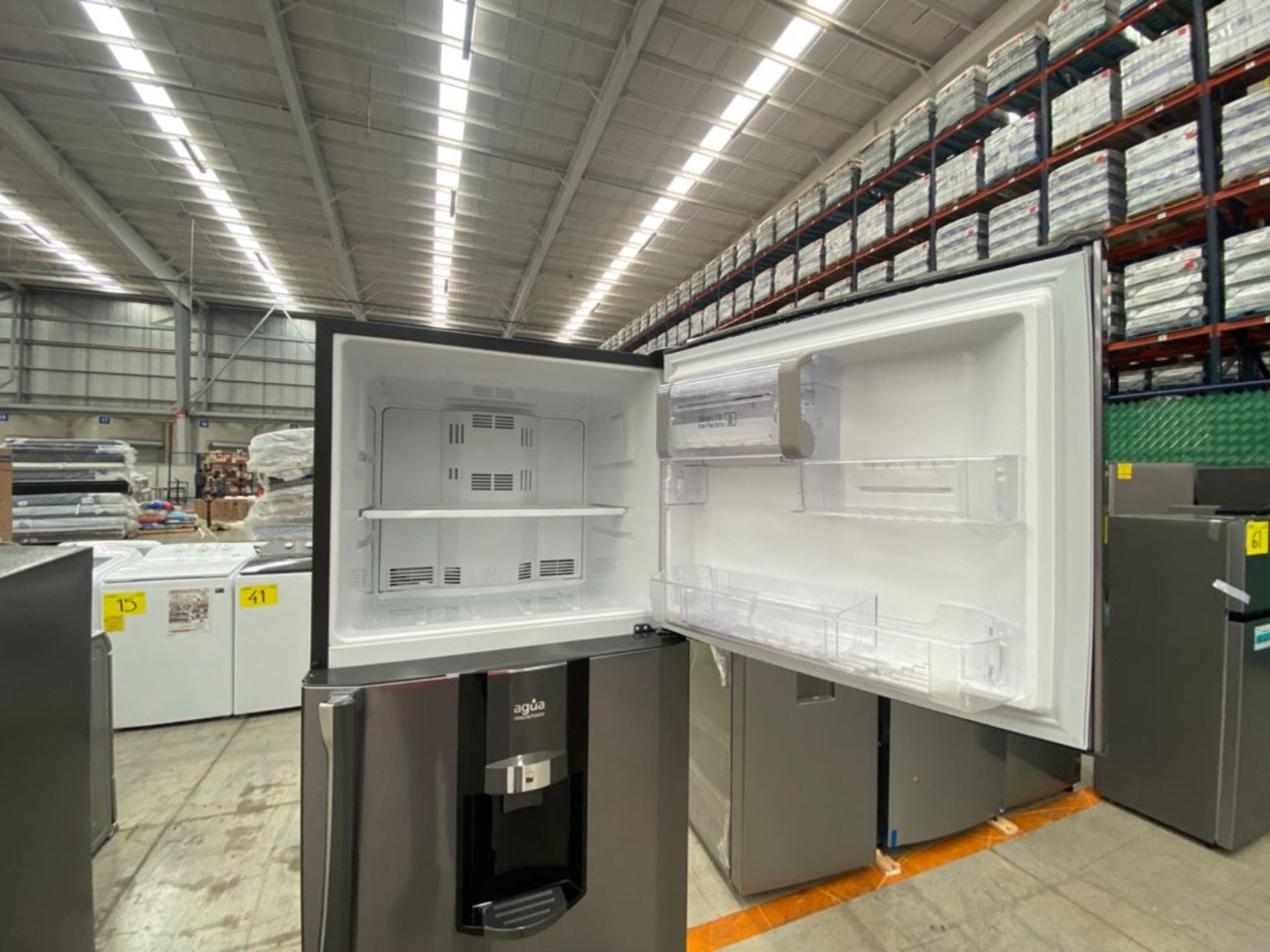 1 Refrigerador marca Mabe color gris con despachador de agua modelo RMT400RY - Image 14 of 22