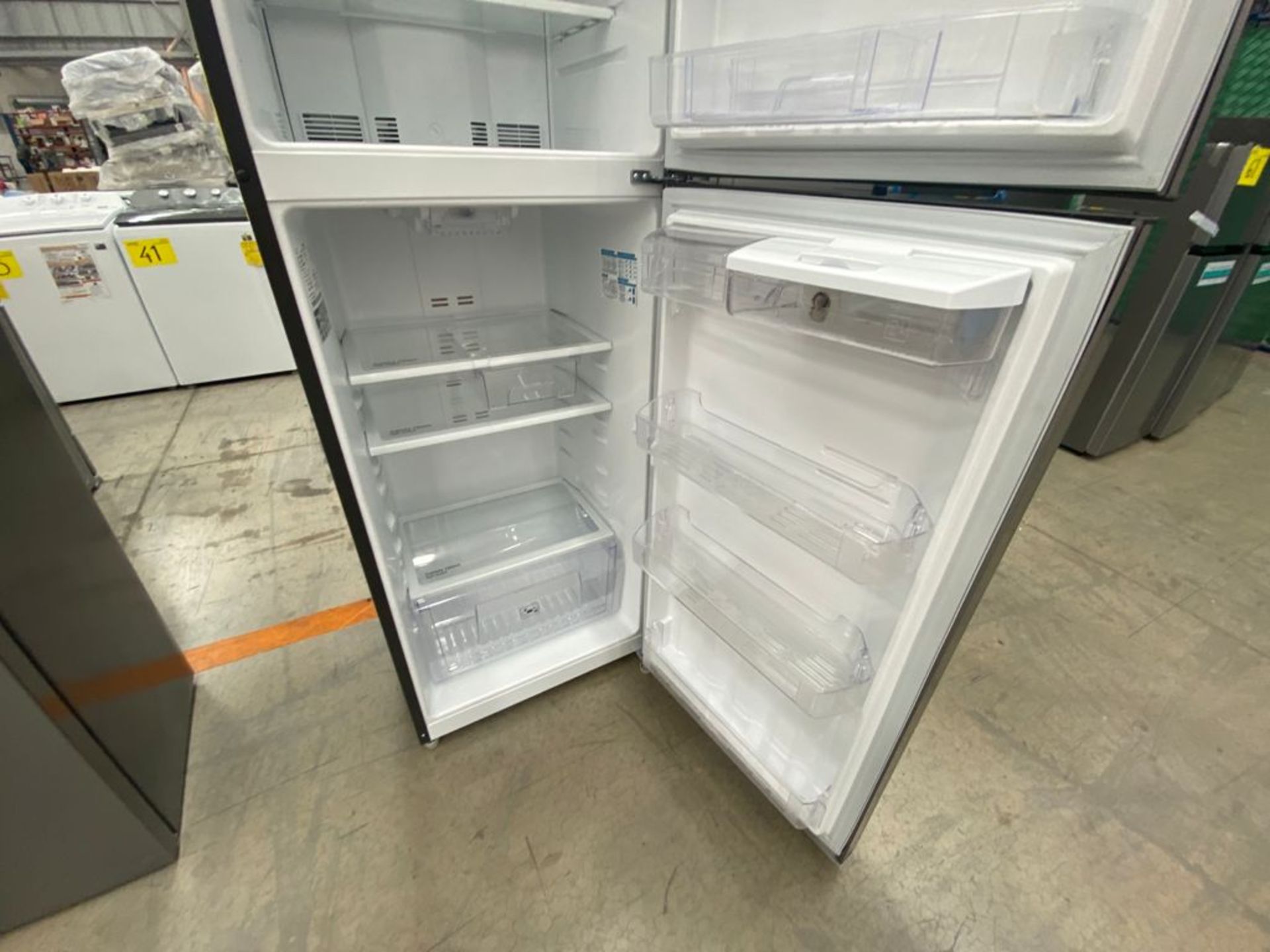 1 Refrigerador marca Mabe color gris con despachador de agua modelo RMT400RY - Image 15 of 22