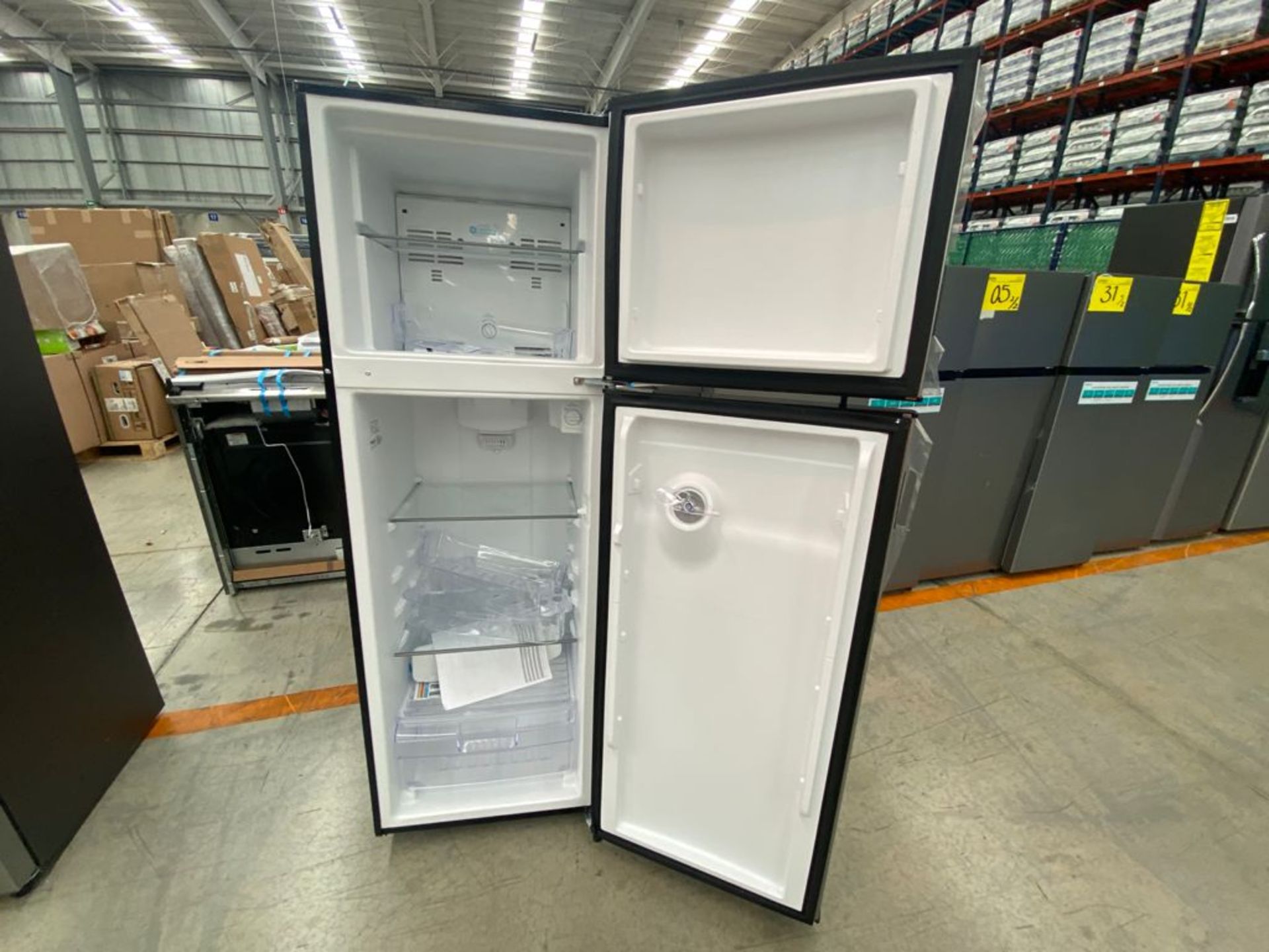 1 Refrigerador marca Whirlpool color gris con despachador de agua - Image 14 of 19