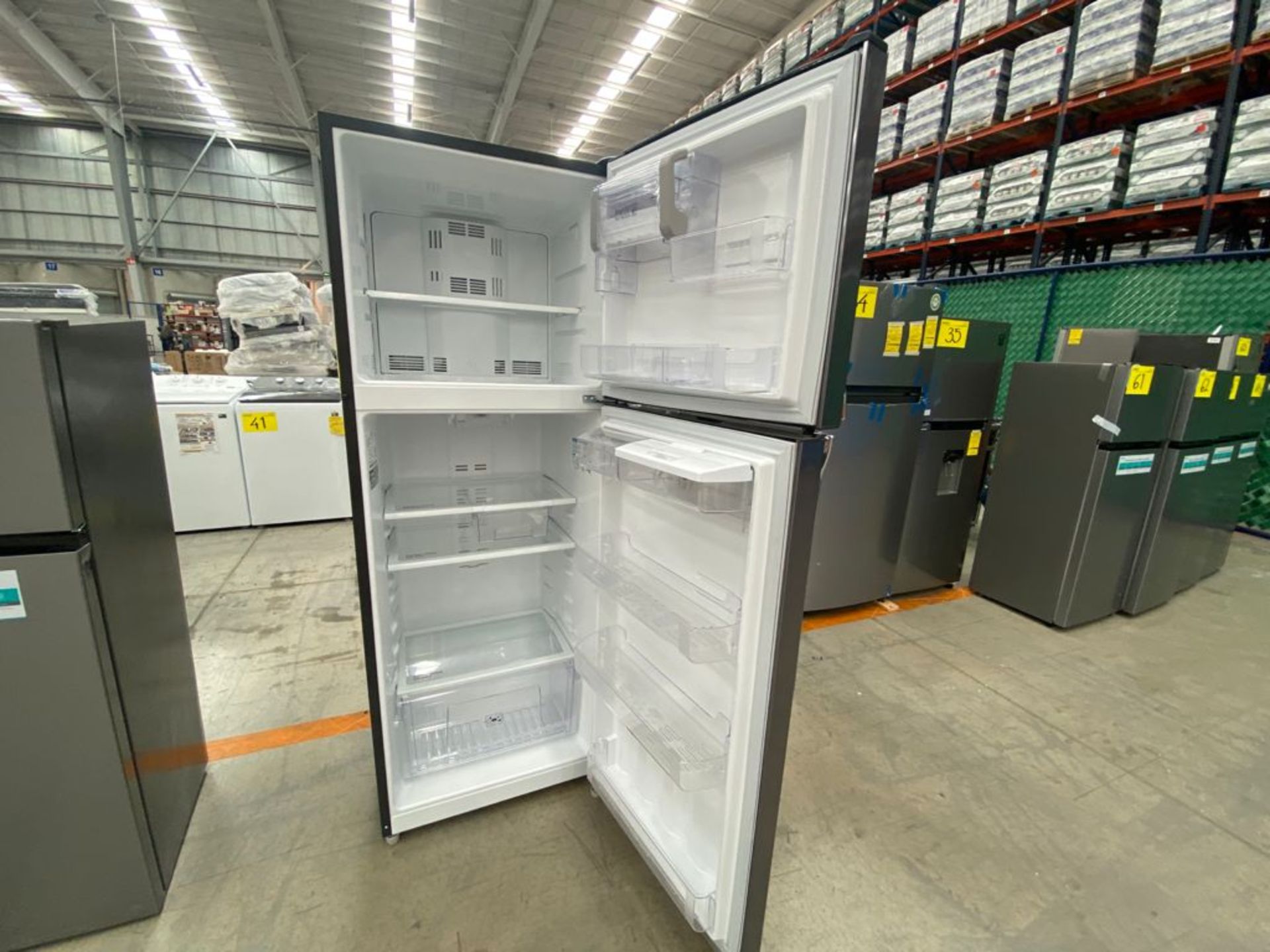 1 Refrigerador marca Mabe color gris con despachador de agua modelo RMT400RY - Image 16 of 22