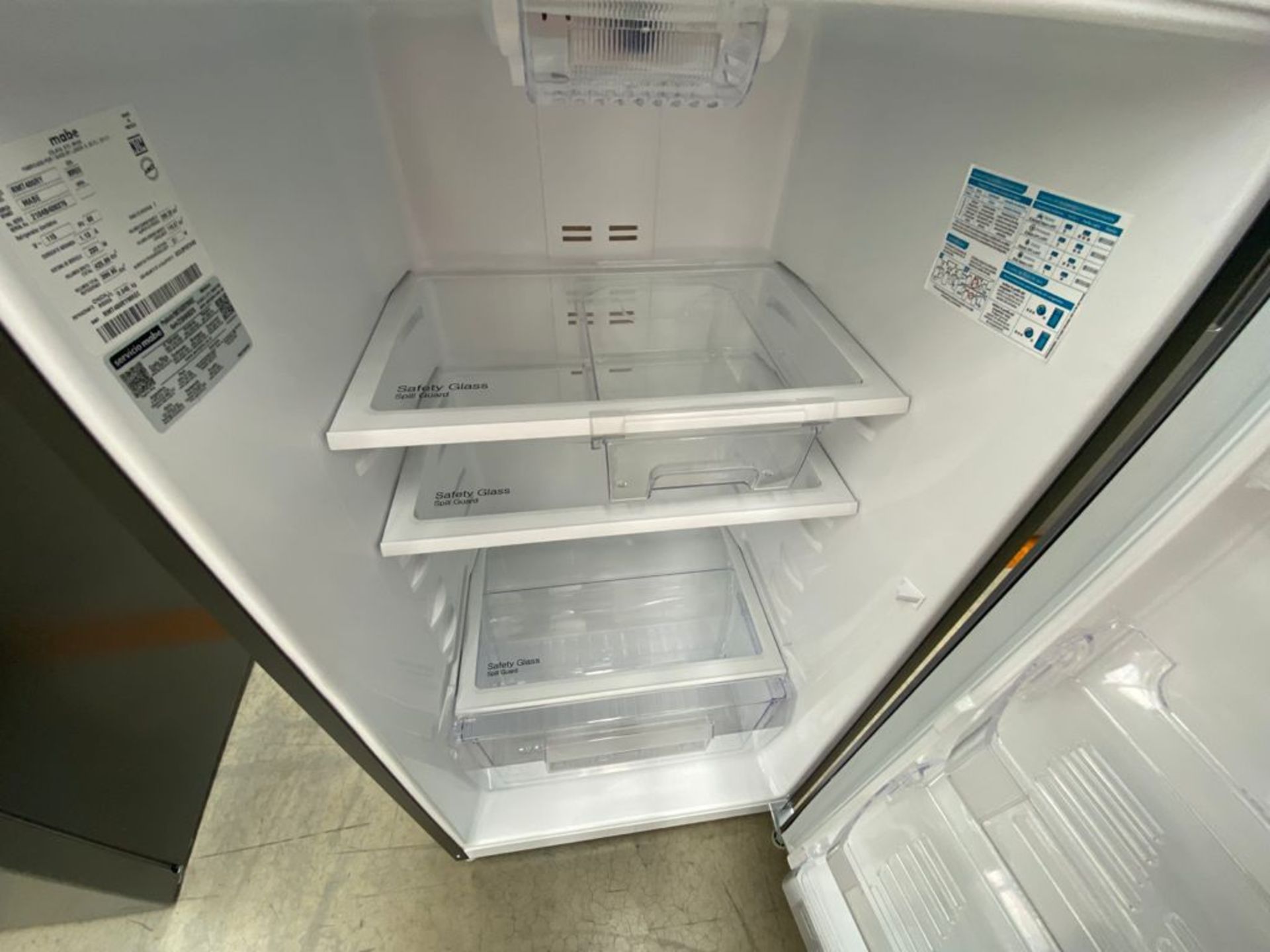 1 Refrigerador marca Mabe color gris con despachador de agua modelo RMT400RY - Image 18 of 22