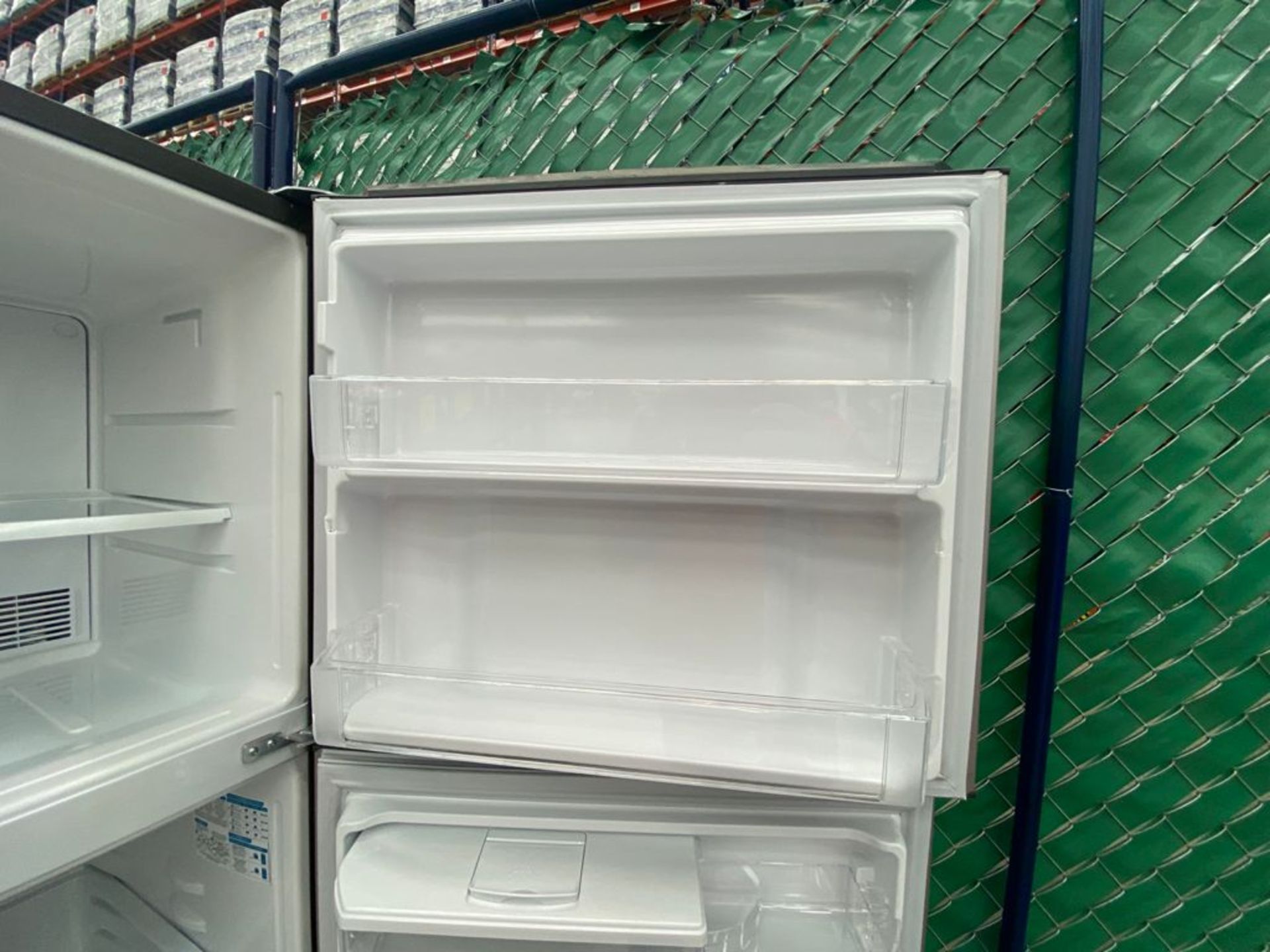 1 Refrigerador marca Mabe color gris con despachador de agua modelo RME360FD - Image 15 of 22