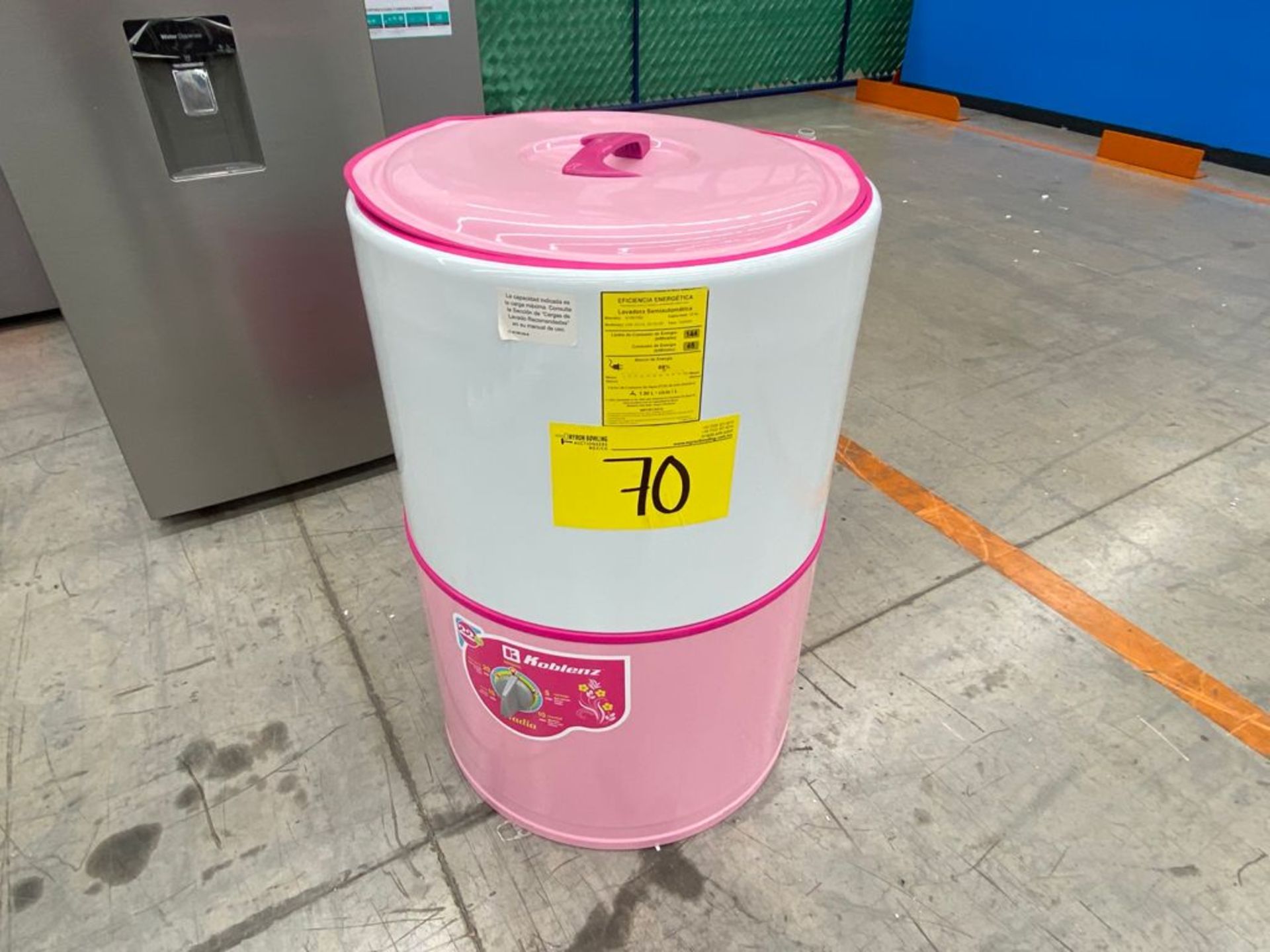 1 Lavadora marca Koblenz de 22 kilos color rosa modelo LRK-2211A