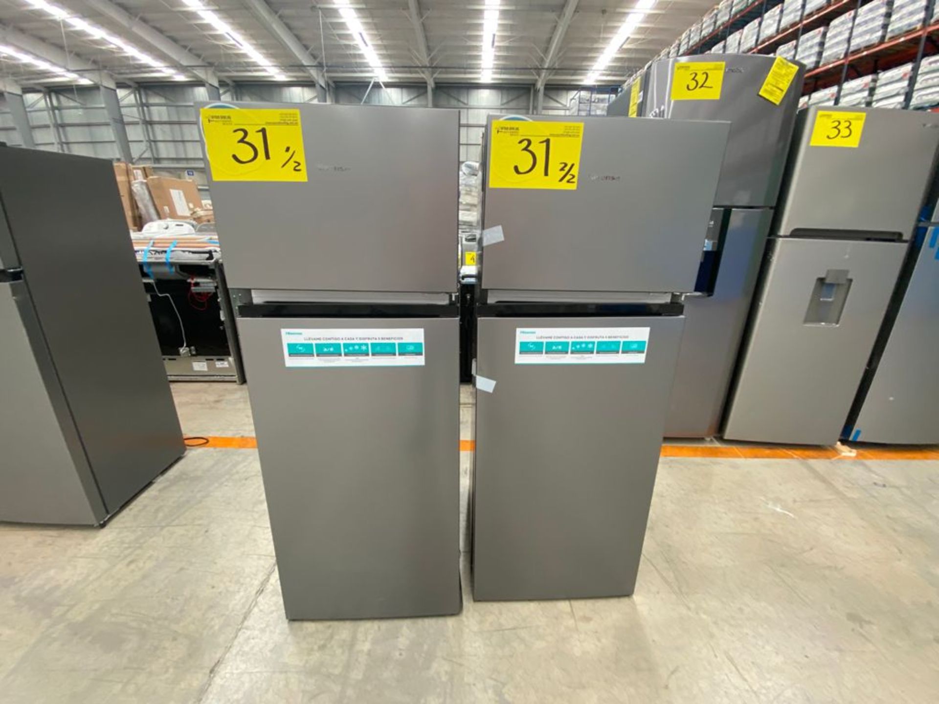 2 Refrigeradores marca Hisense color gris modelo RT80D6AWX