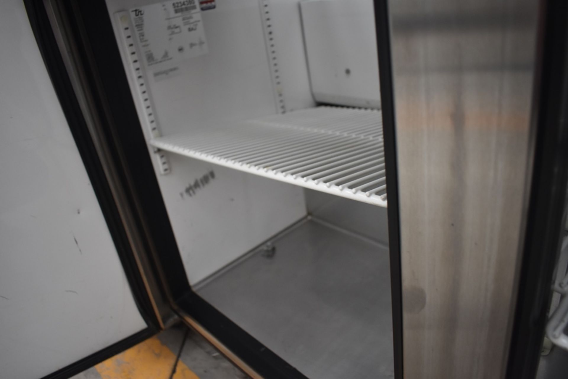 Mesa Refrigerada De 2 Puertas Para Preparación Acabado En Acero Inoxidable Marca True, Modelo N/D, - Image 11 of 16