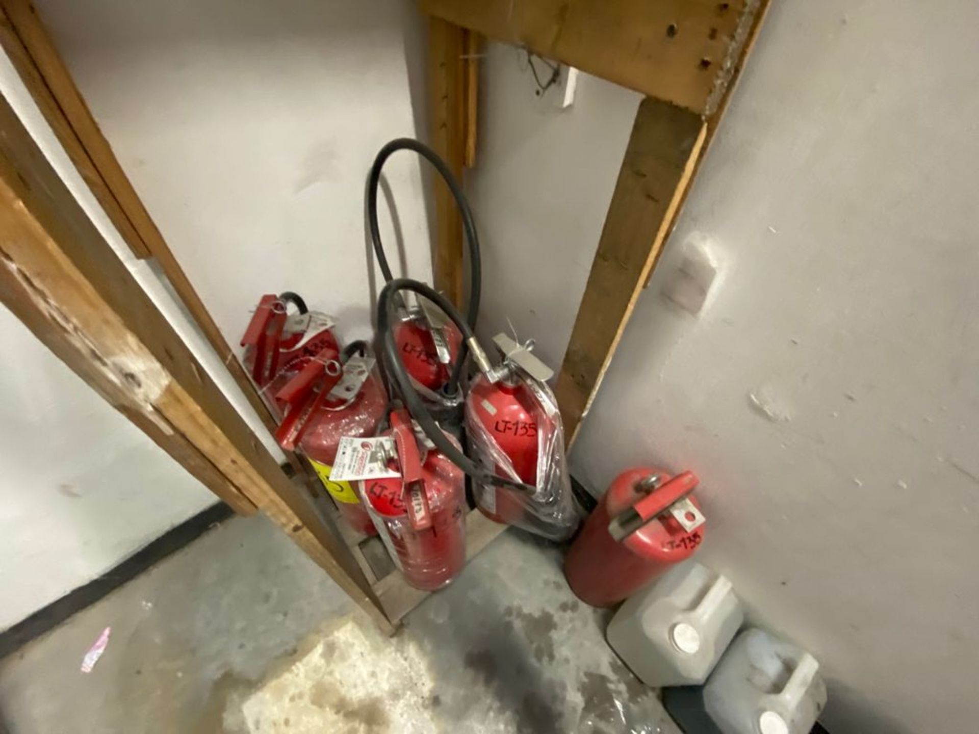 Lote de 21 Extintores distribuidos en toda la tienda - Image 19 of 56