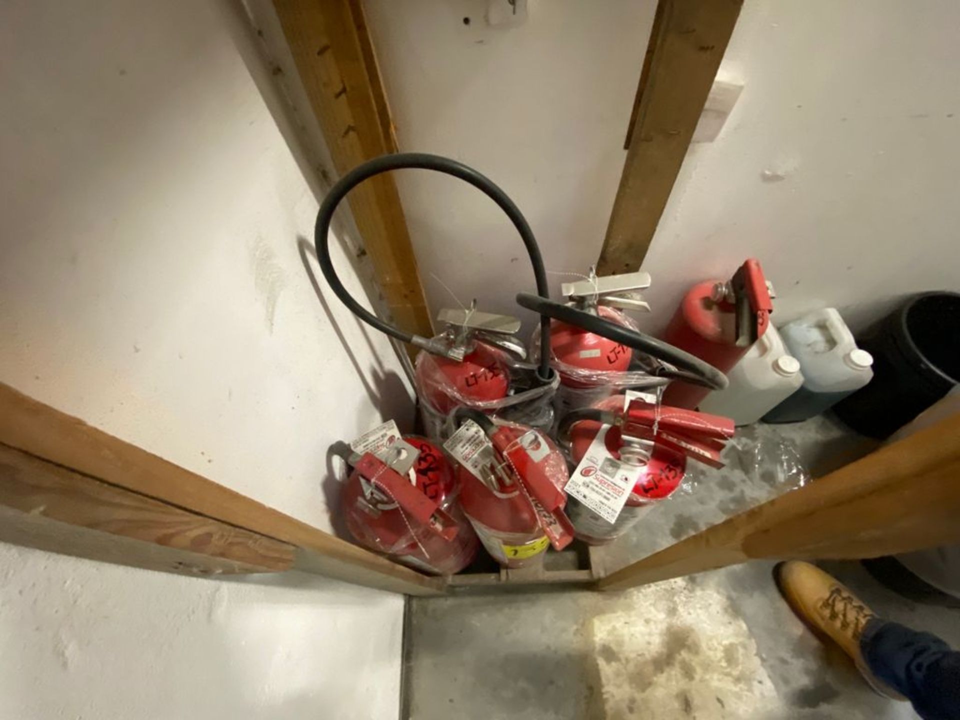 Lote de 21 Extintores distribuidos en toda la tienda - Image 15 of 56