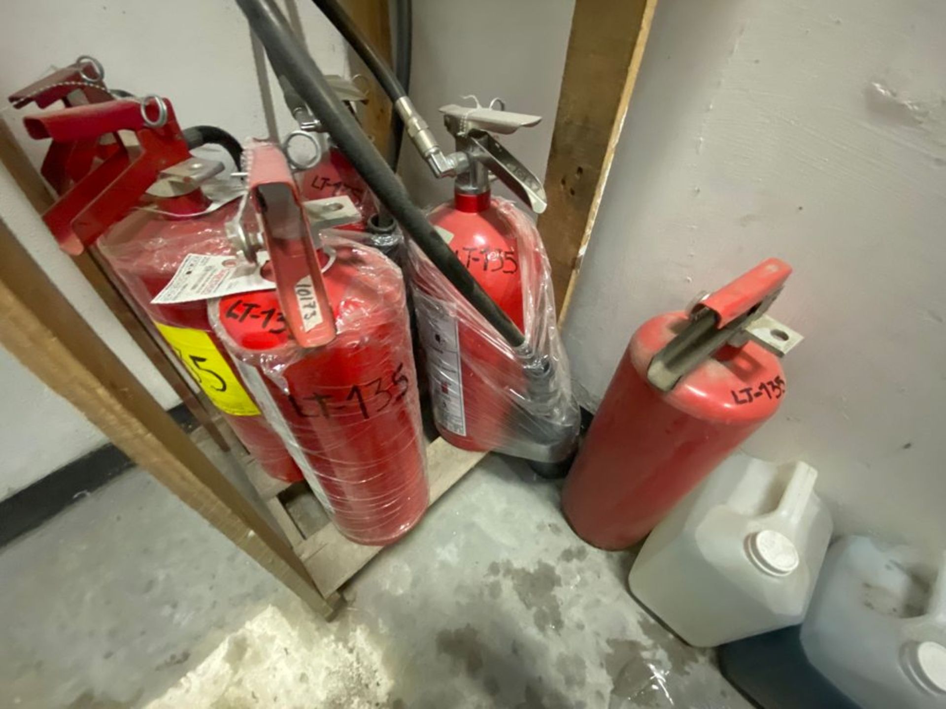 Lote de 21 Extintores distribuidos en toda la tienda - Image 17 of 56