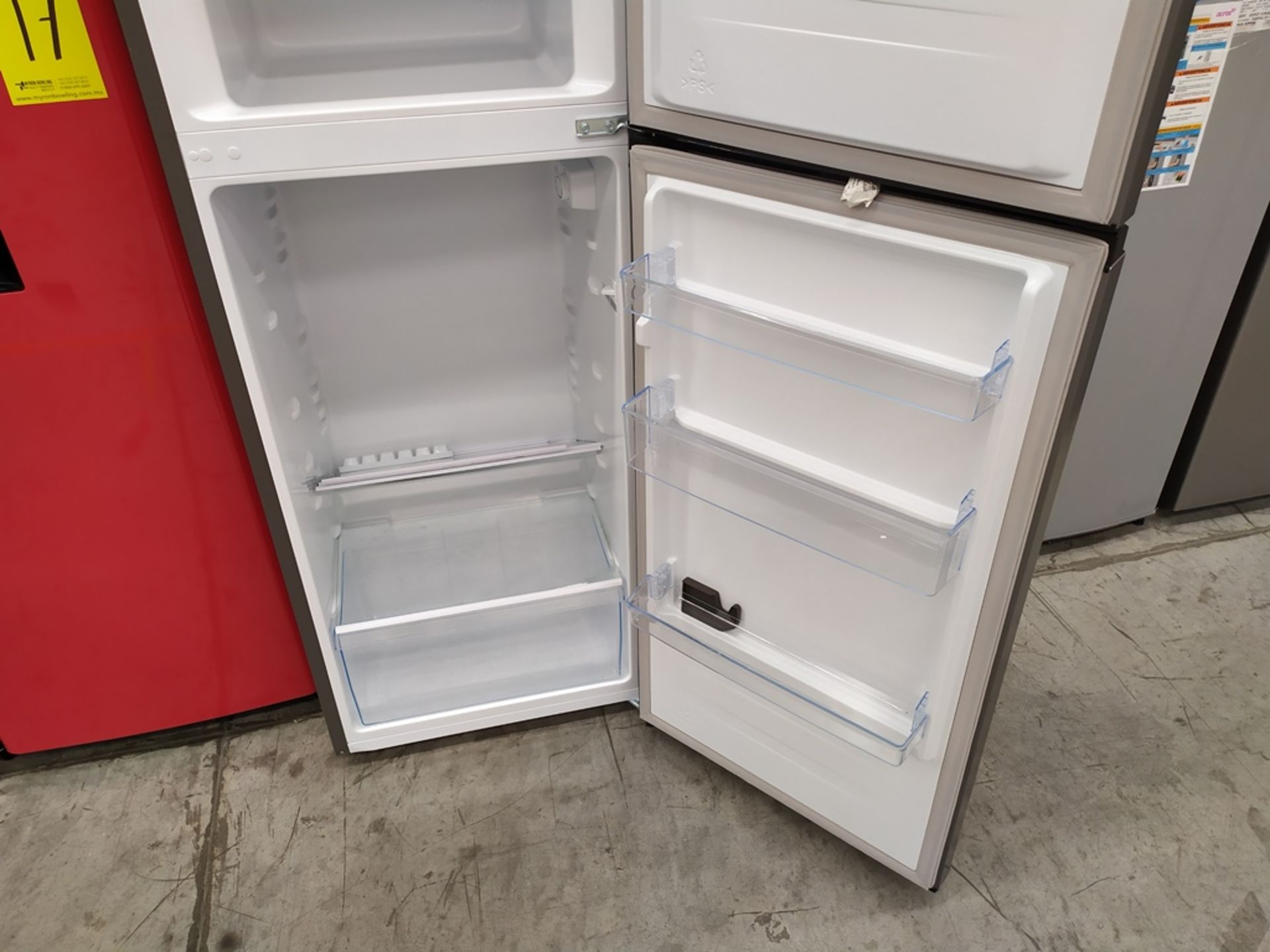 Refrigerador marca Hisense, Modelo RT80D6AWX, Serie 1B0205Z0080JBDX50P31072, Color Gris, Golpeado, - Image 11 of 13