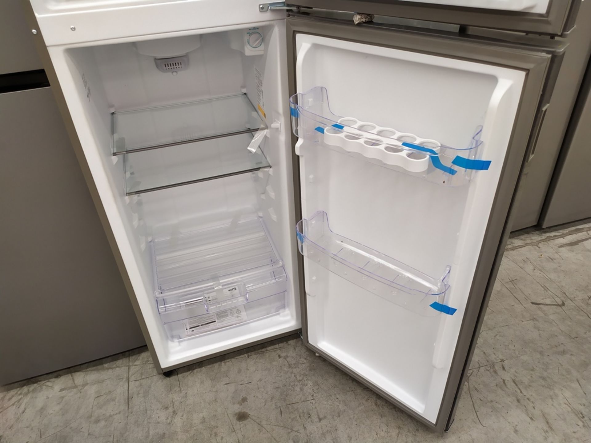 Refrigerador marca Acros, Modelo AT091FG, Serie 1792871, Color Gris, Golpeado, LB-750154563335 - Image 11 of 13