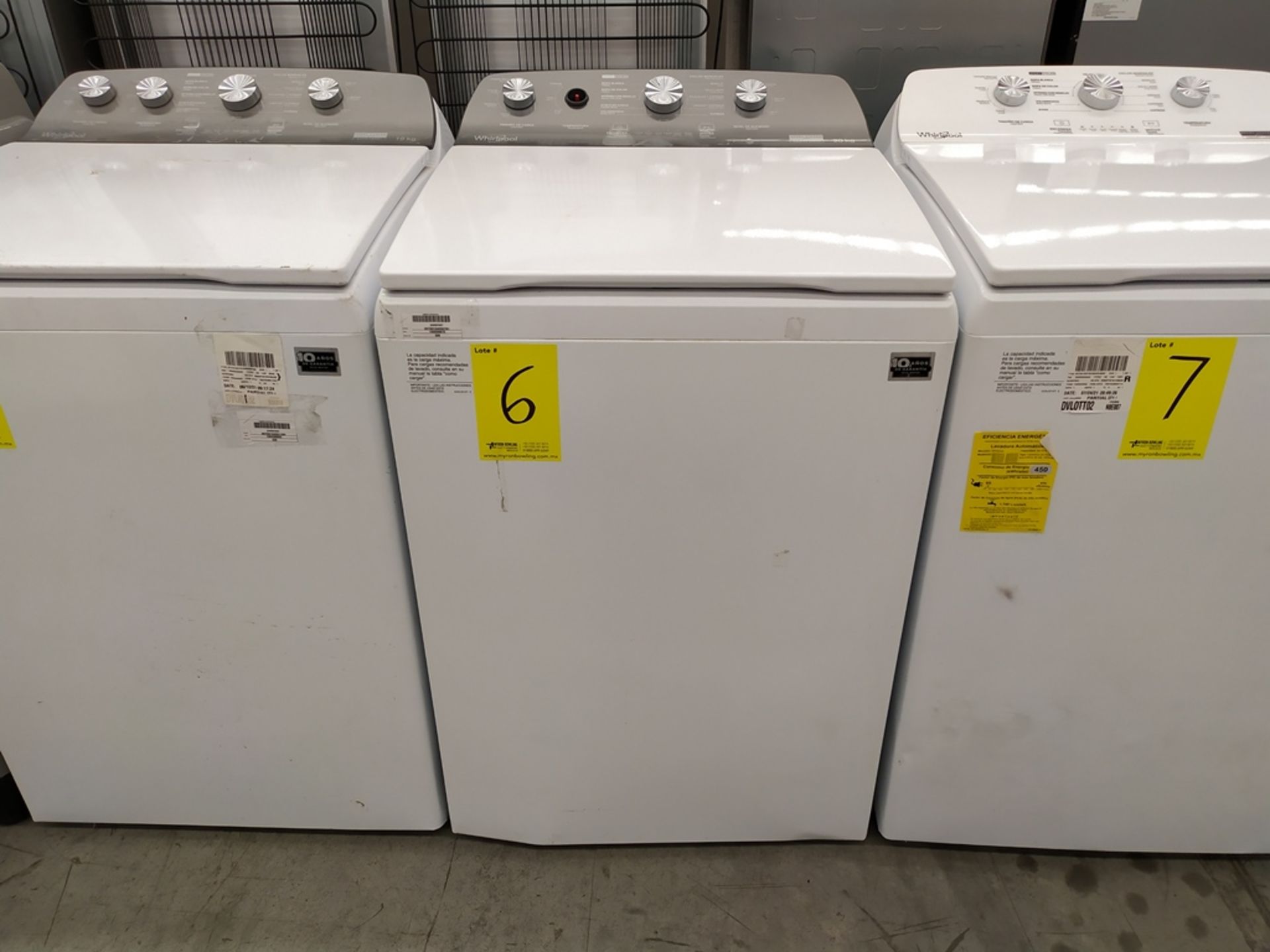 Lavadora Marca Whirlpool de 20 Kg, Modelo 8MWTW2024MJM0, Serie HLA1917547, Color Blanco, Golpeada y