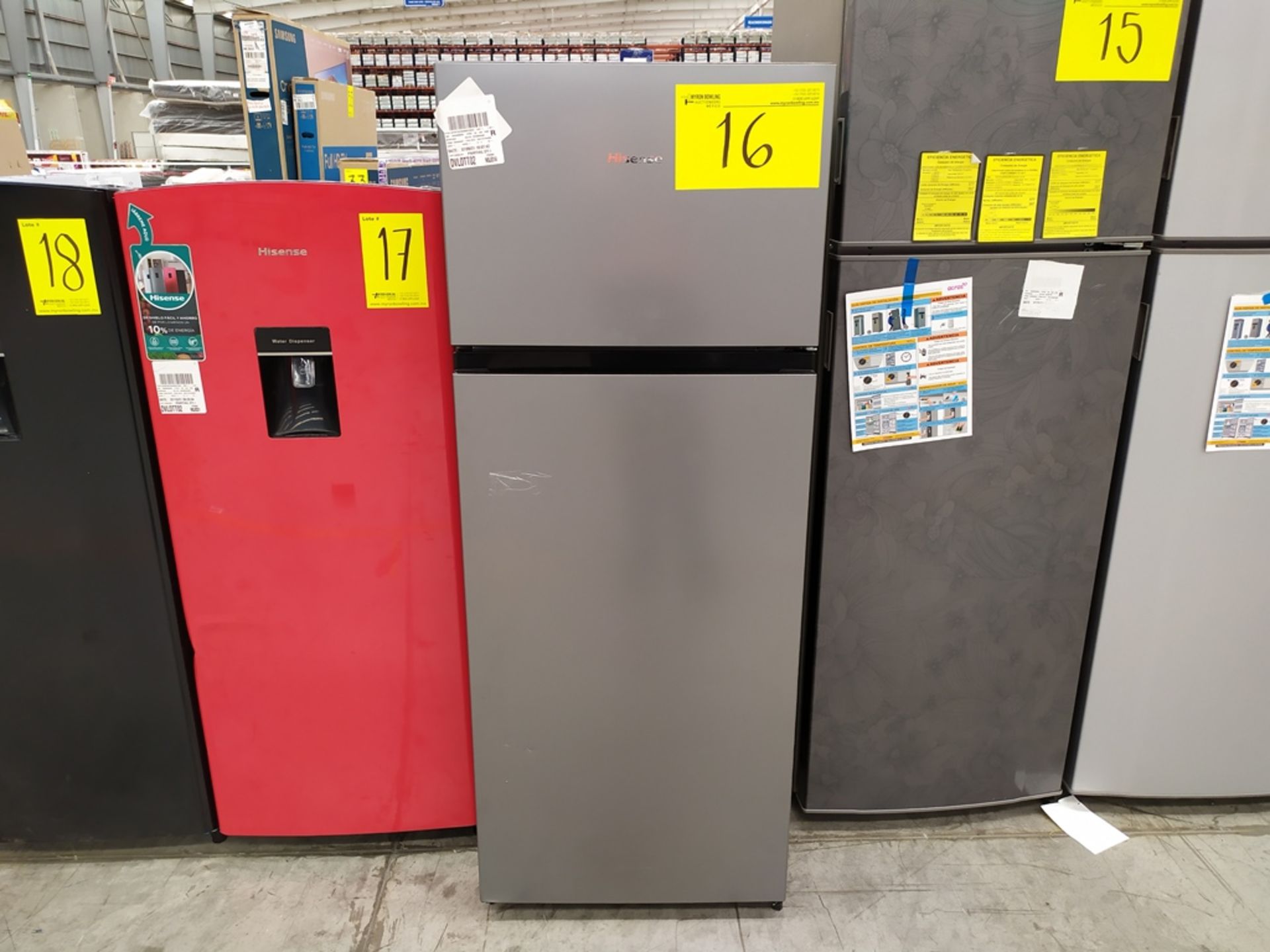 Refrigerador marca Hisense, Modelo RT80D6AWX, Serie 1B0205Z0080JBDX50P31072, Color Gris, Golpeado,