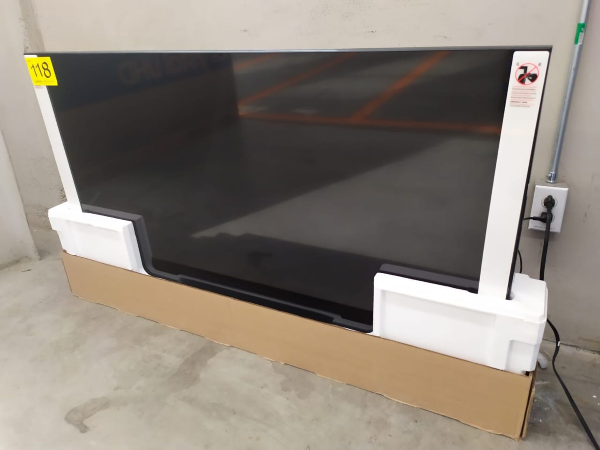 Pantalla Smart TV Marca Samsung De 58" 8 Series Modelo TU8000 No De Serie 09LL3CZR400573 - Image 3 of 4