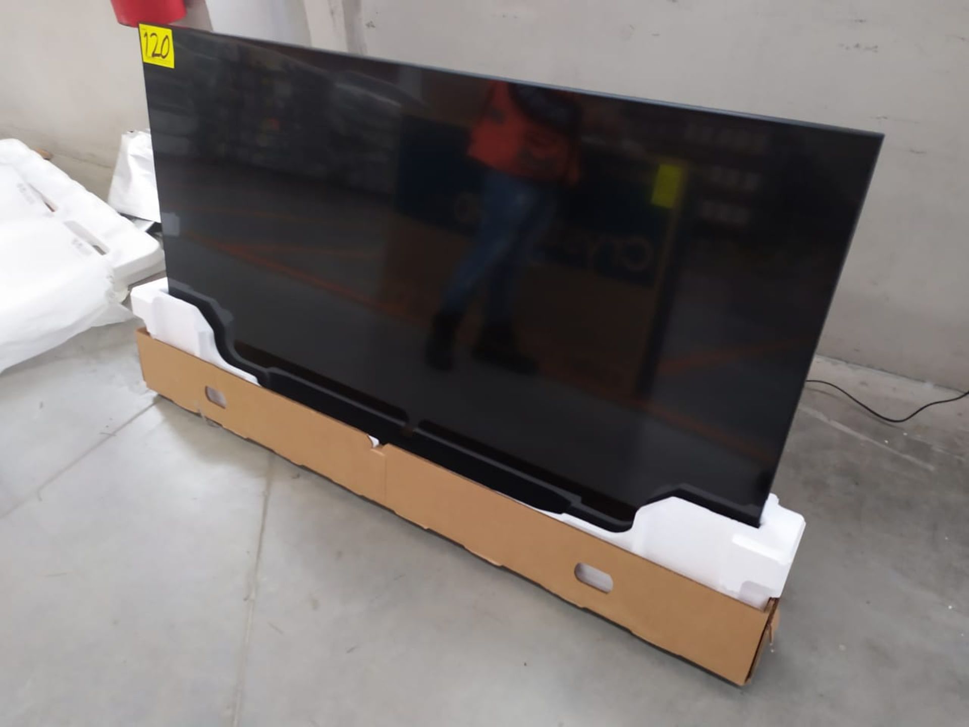 Pantalla Smart TV Marca Samsung De 65" 8 Series Modelo TU8200 No De Serie 09LZ3CCR300525 - Image 3 of 4