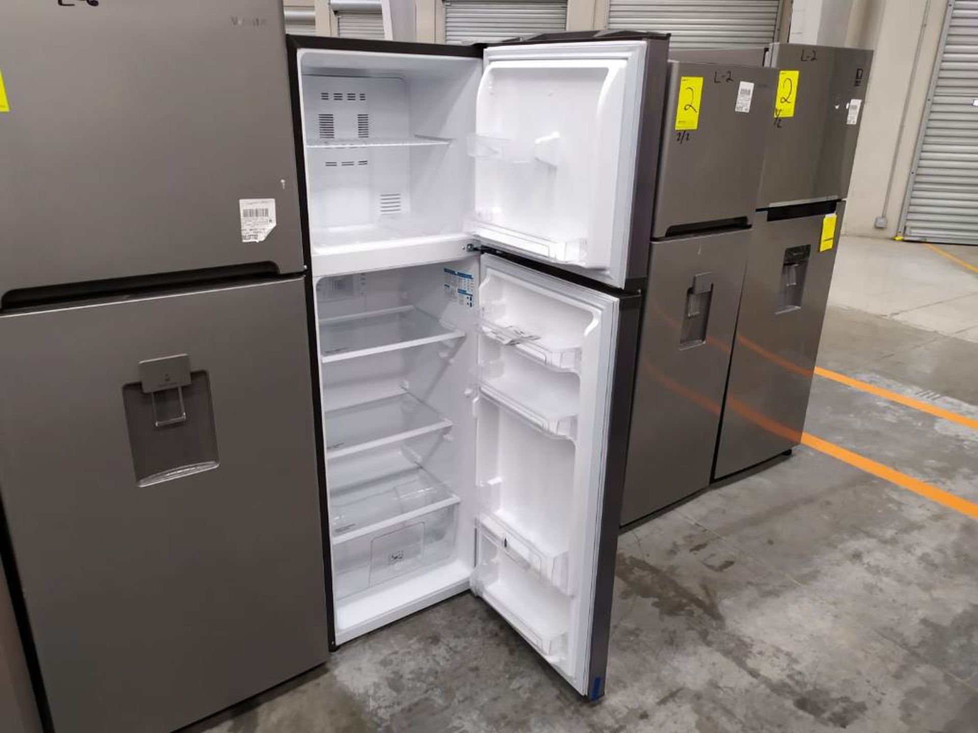 2 Refrigeradores, uno Marca Mabe, Modelo RMT510RY, Serie 2107B401729, Color Negro con dispensador d - Image 9 of 11