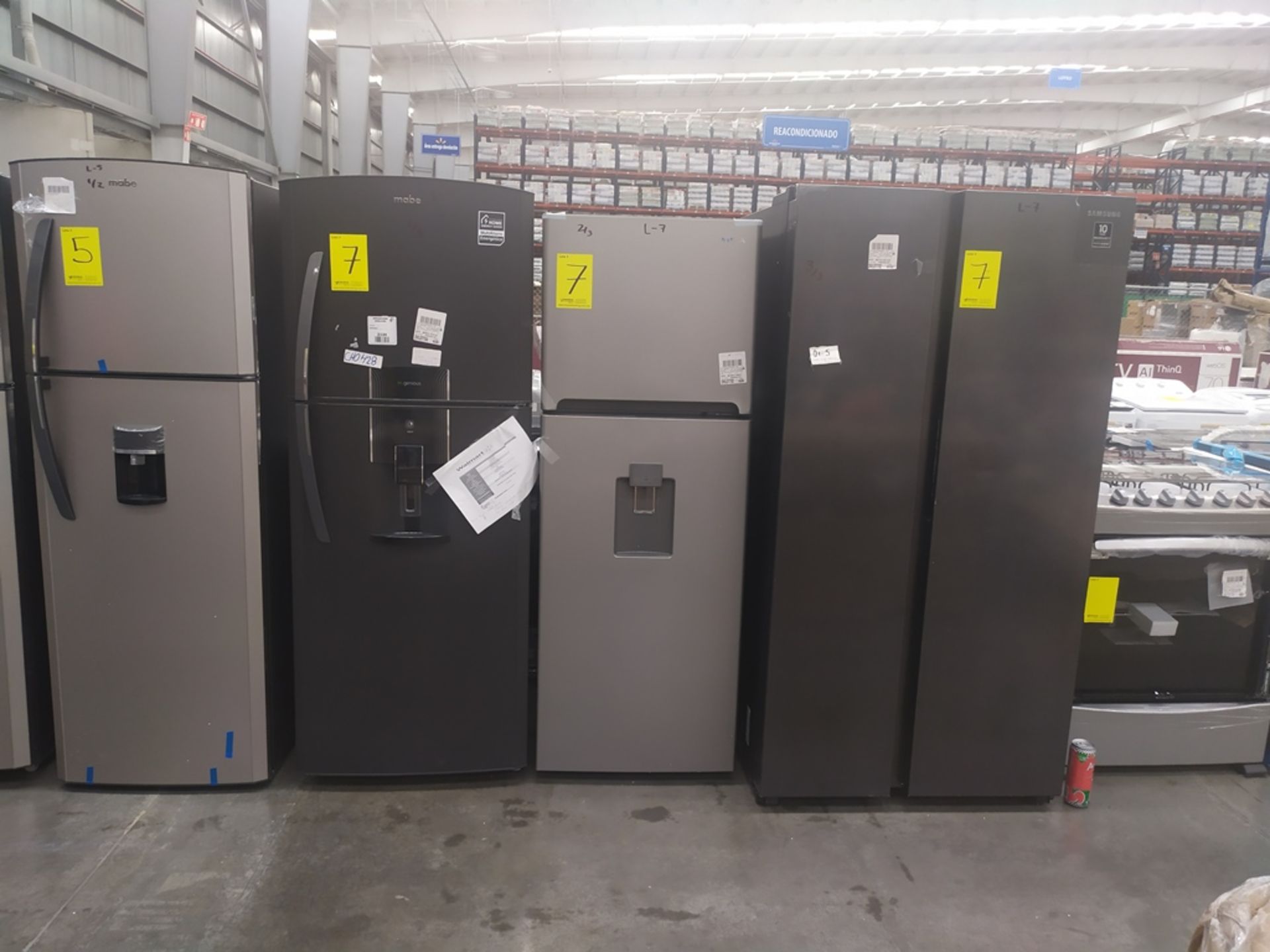 3 Refrigeradores, uno Marca Mabe, Modelo RME360FD, Serie 2106B508051, Color Negro con dispensador d