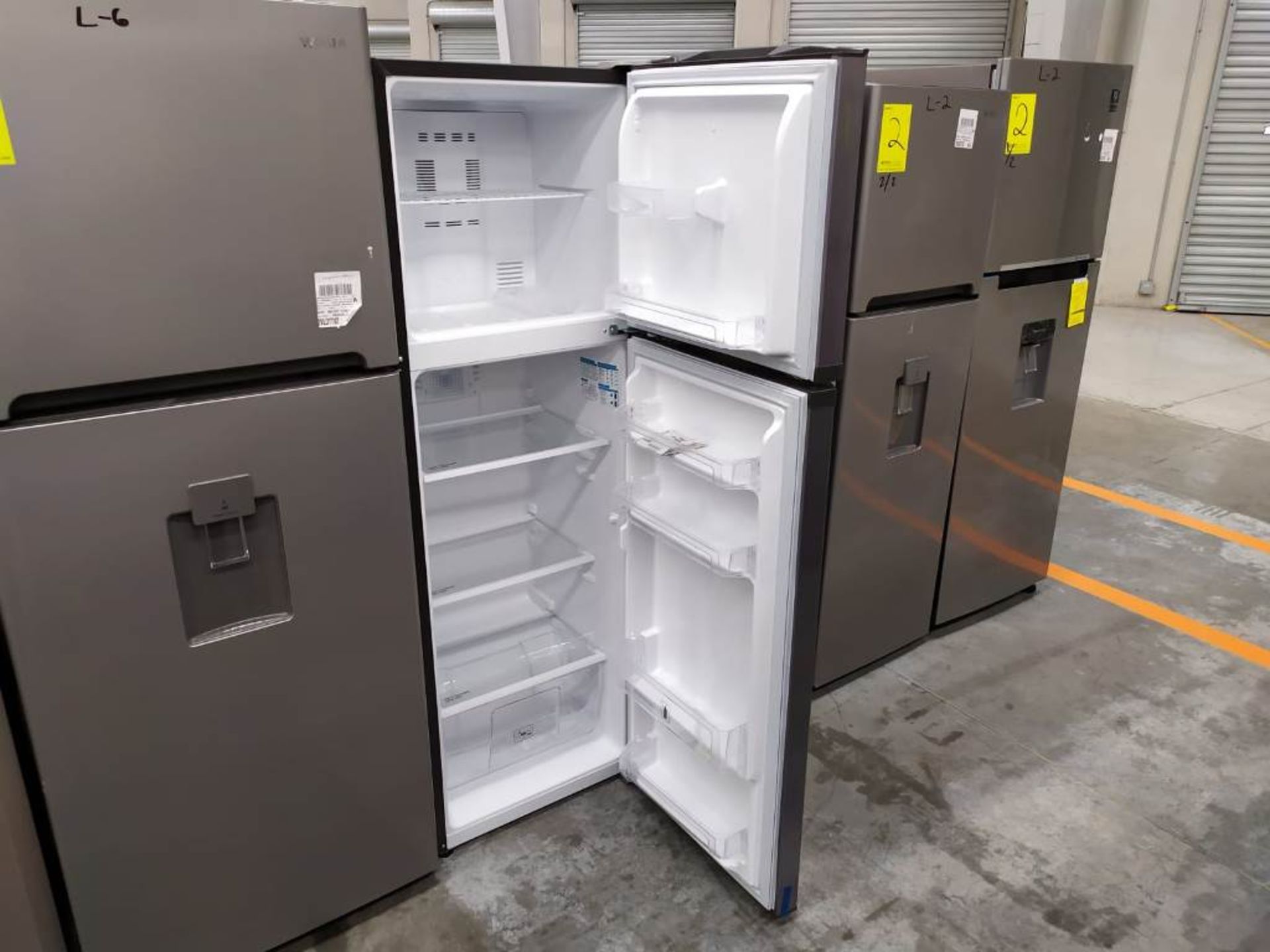 2 Refrigeradores, uno Marca Mabe, Modelo RMT510RY, Serie 2107B401729, Color Negro con dispensador d - Image 7 of 11