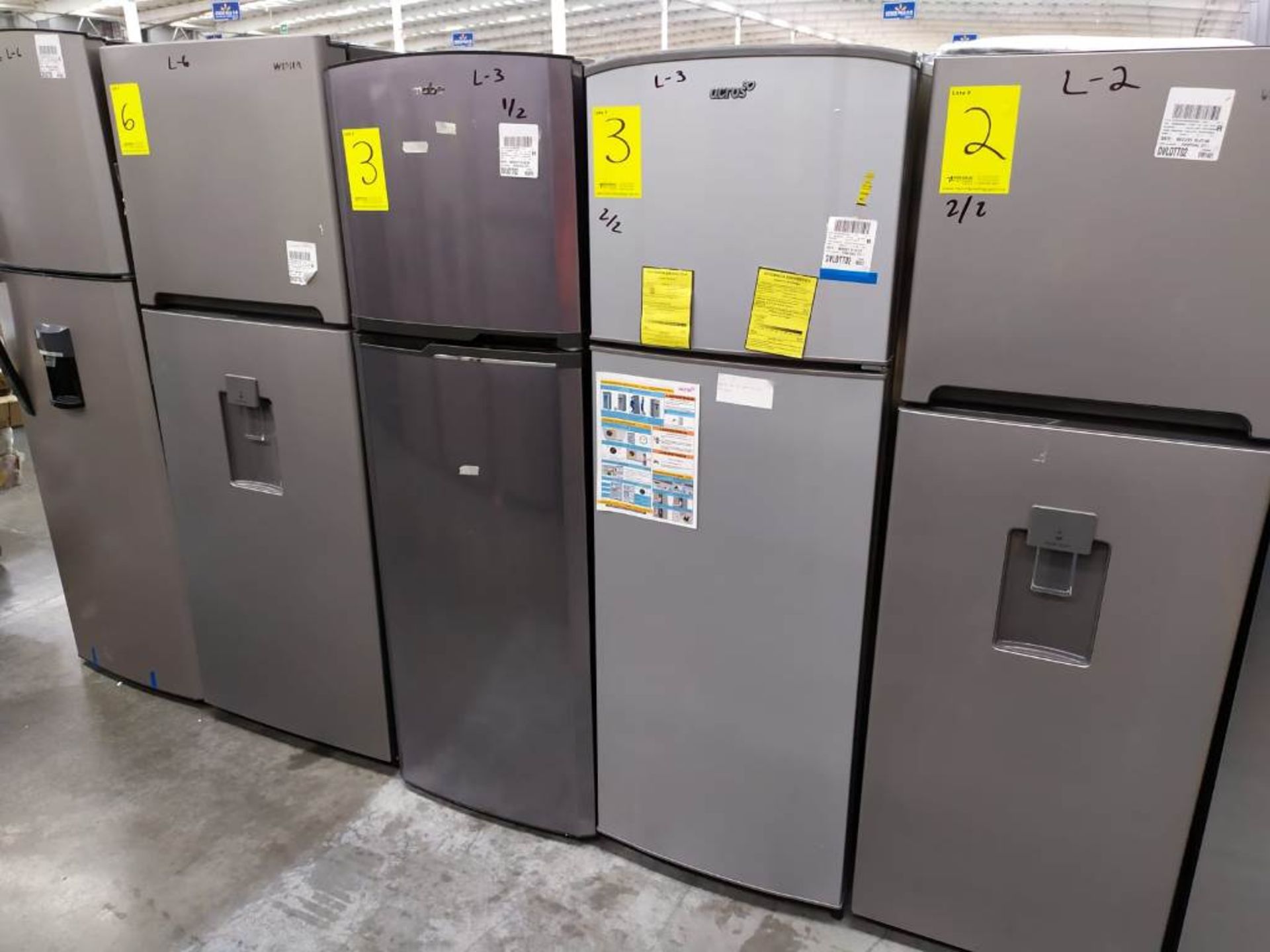 2 Refrigeradores, uno Marca Mabe, Modelo RMT510RY, Serie 2107B401729, Color Negro con dispensador d - Image 4 of 11