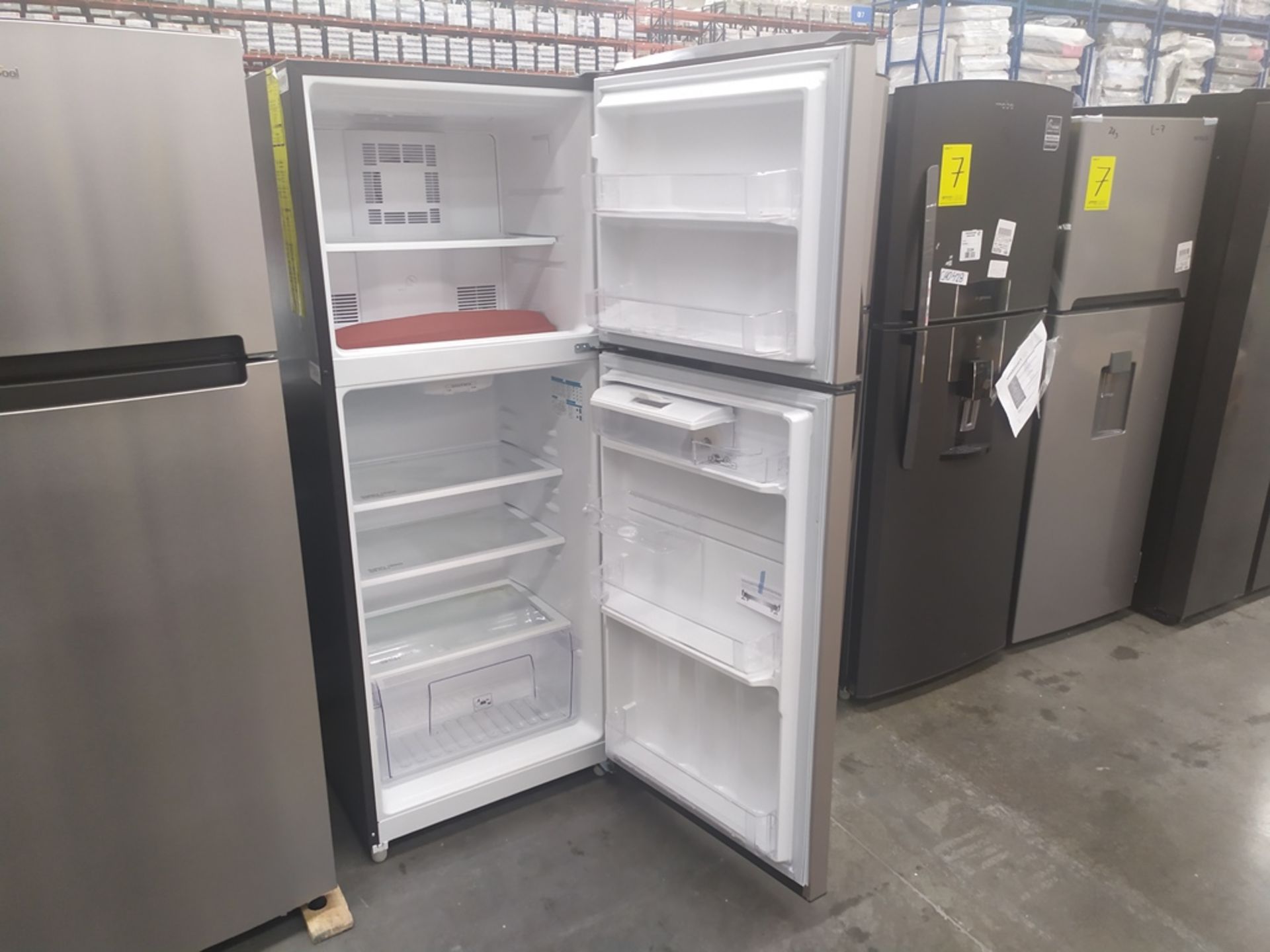 2 Refrigeradores, uno Marca Mabe, Modelo RME360FD, Serie 2106B504943, Color Gris con dispensador de - Image 9 of 10