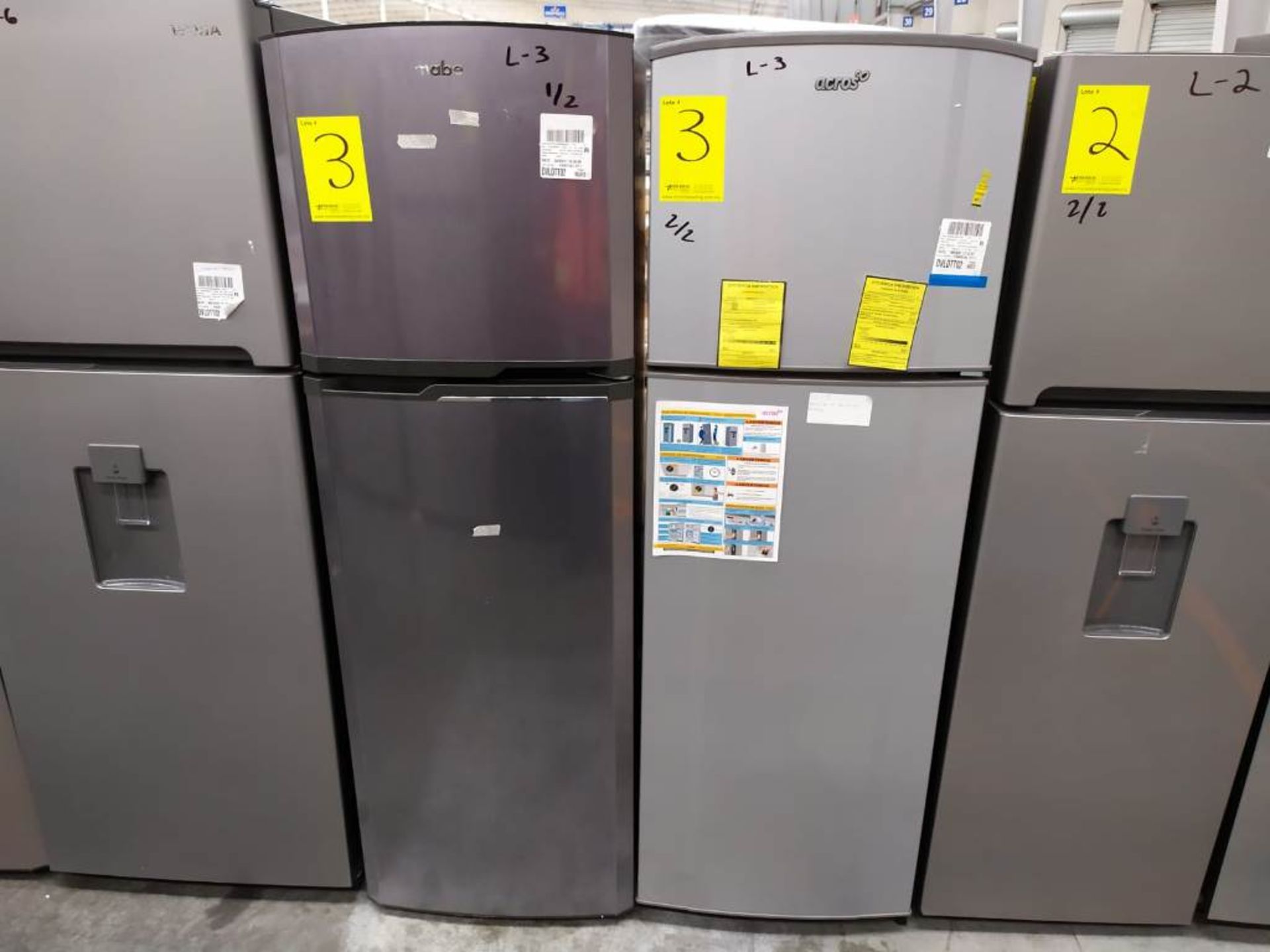 2 Refrigeradores, uno Marca Mabe, Modelo RMT510RY, Serie 2107B401729, Color Negro con dispensador d