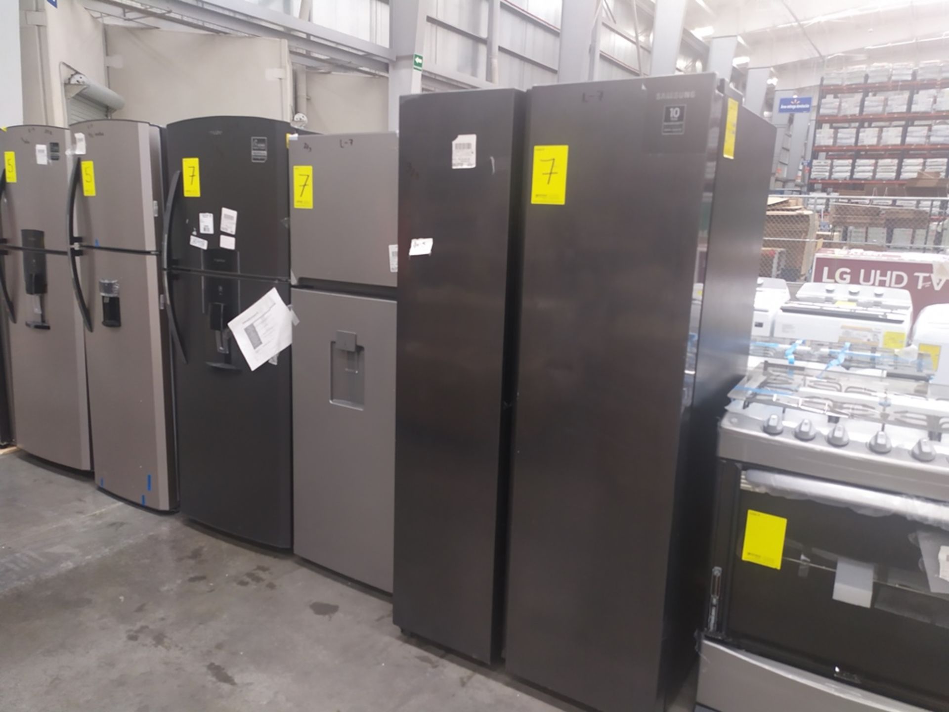 3 Refrigeradores, uno Marca Mabe, Modelo RME360FD, Serie 2106B508051, Color Negro con dispensador d - Image 4 of 15