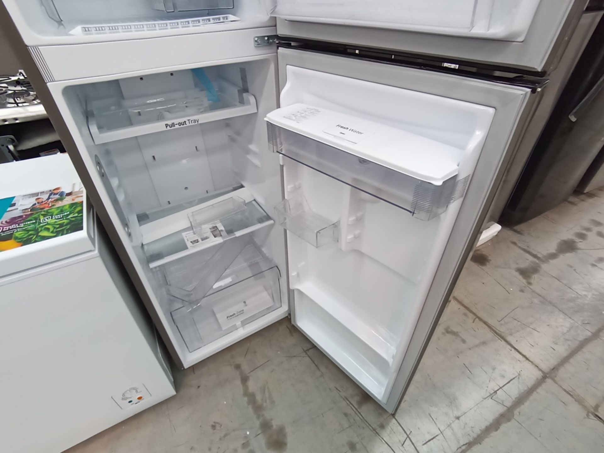 1 Refrigerador con dispensador de agua, Marca LG, Modelo GT29WDC, Serie 104MRUY2D310, Color Gris, G - Image 9 of 10