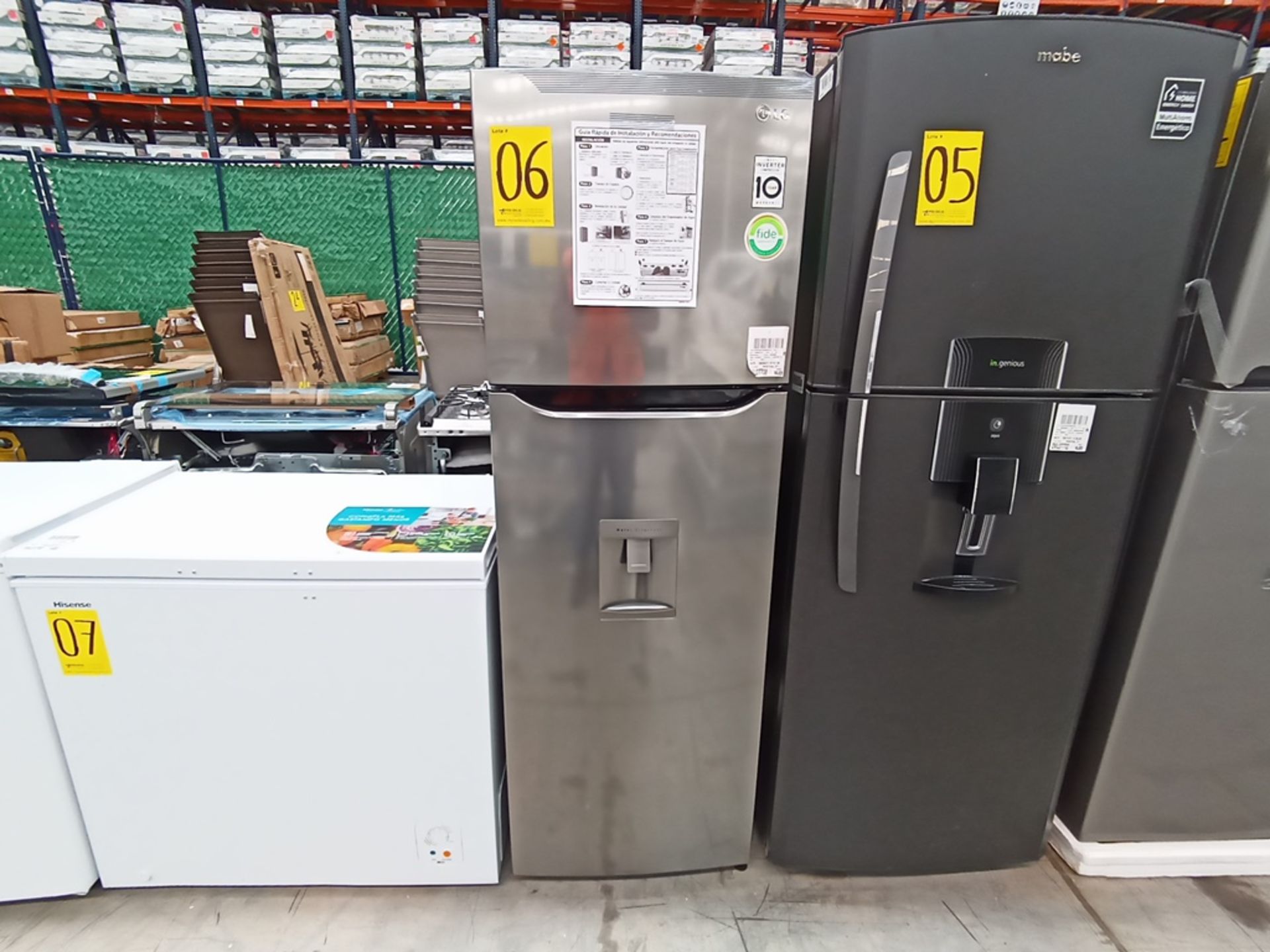 1 Refrigerador con dispensador de agua, Marca LG, Modelo GT29WDC, Serie 104MRUY2D310, Color Gris, G