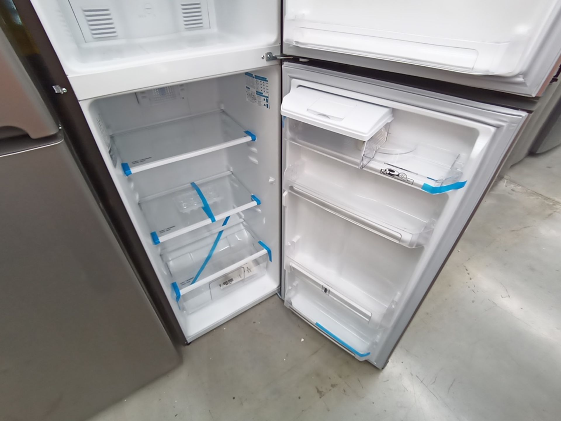 Lote de 2 refrigeradores contiene: 1 Refrigerador con dispensador de agua, Marca Mabe, Modelo RMA11 - Image 9 of 15