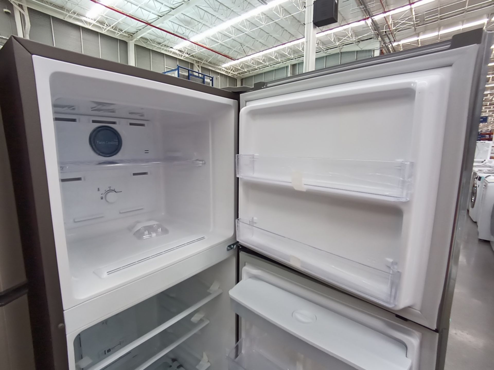 Lote de 2 refrigeradores contiene: 1 Refrigerador con dispensador de agua, Marca Samsung, Modelo RT - Image 8 of 15