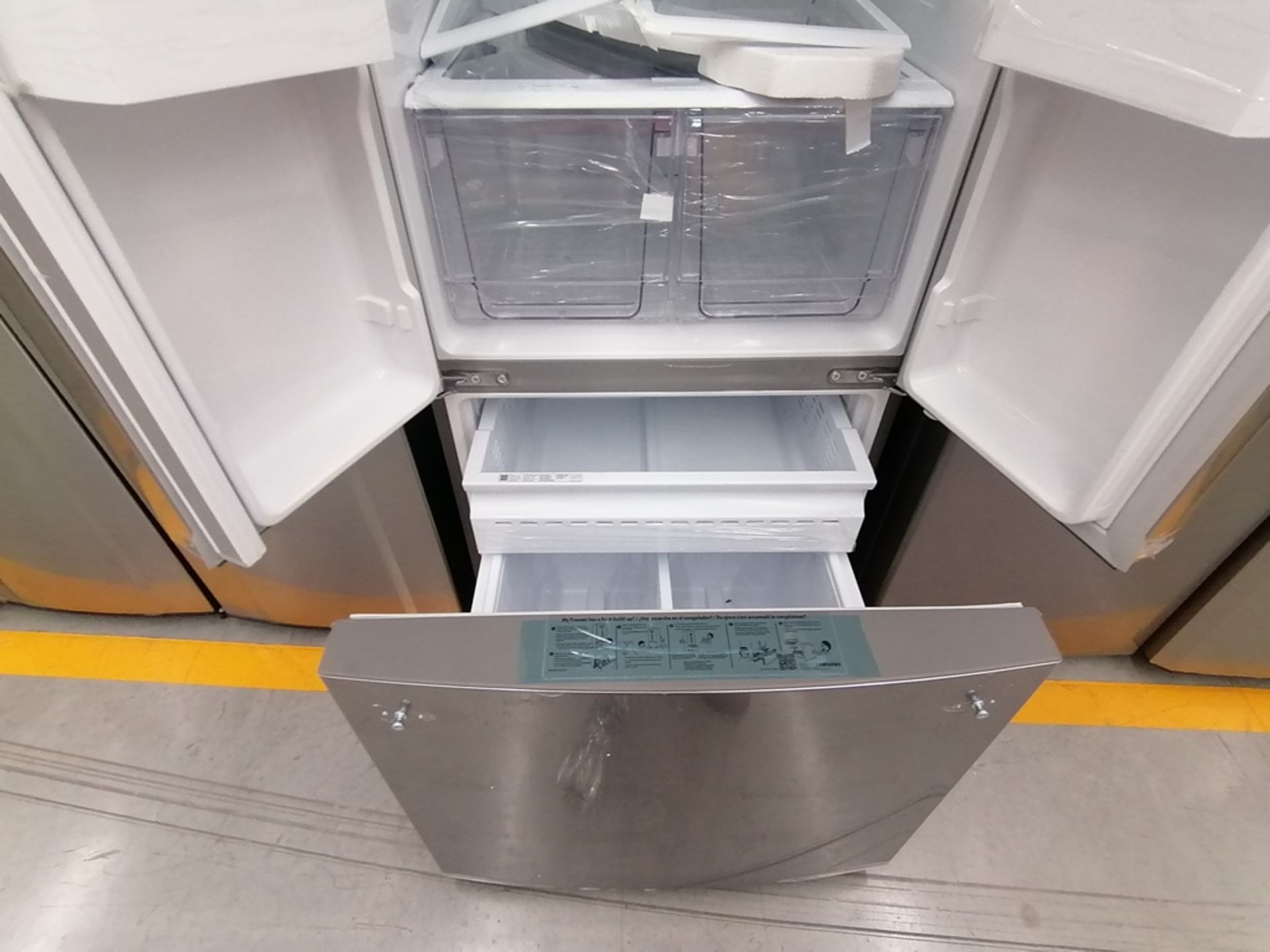 Lote de 2 Refrigeradores contiene: 1 Refrigerador con dispensador de agua, Marca Winia, Modelo DFR- - Image 13 of 15