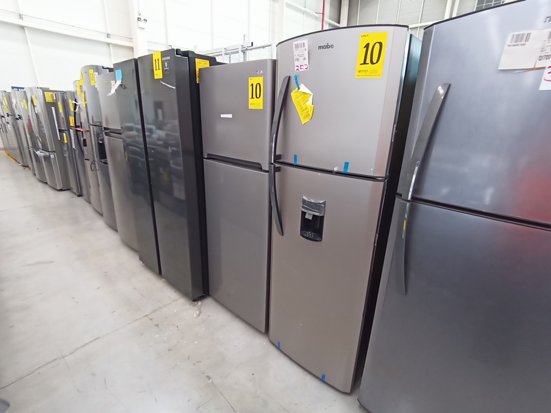 Lote de 2 refrigeradores contiene: 1 Refrigerador con dispensador de agua, Marca Mabe, Modelo RMA11 - Image 2 of 15