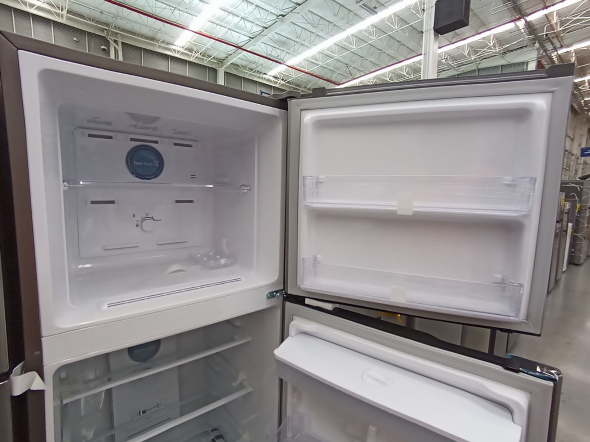 Lote de 2 refrigeradores contiene: 1 Refrigerador con dispensador de agua, Marca Samsung, Modelo RT - Image 12 of 15