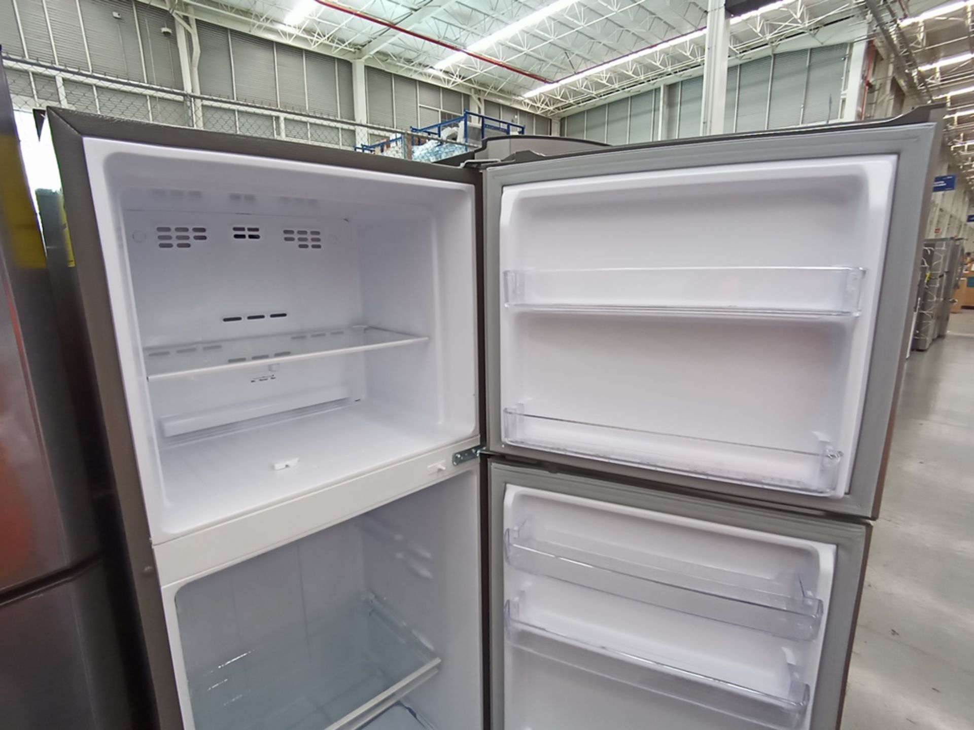 Lote de 2 refrigeradores contiene: 1 Refrigerador con dispensador de agua, Marca Winia, Modelo DFR- - Image 8 of 15