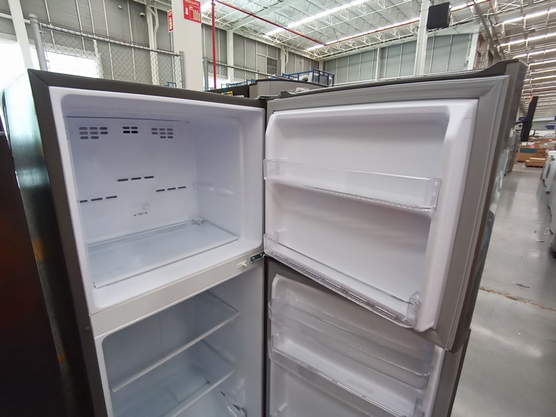 Lote de 2 refrigeradores contiene: 1 Refrigerador con dispensador de agua, Marca Mabe, Modelo RMA11 - Image 12 of 15