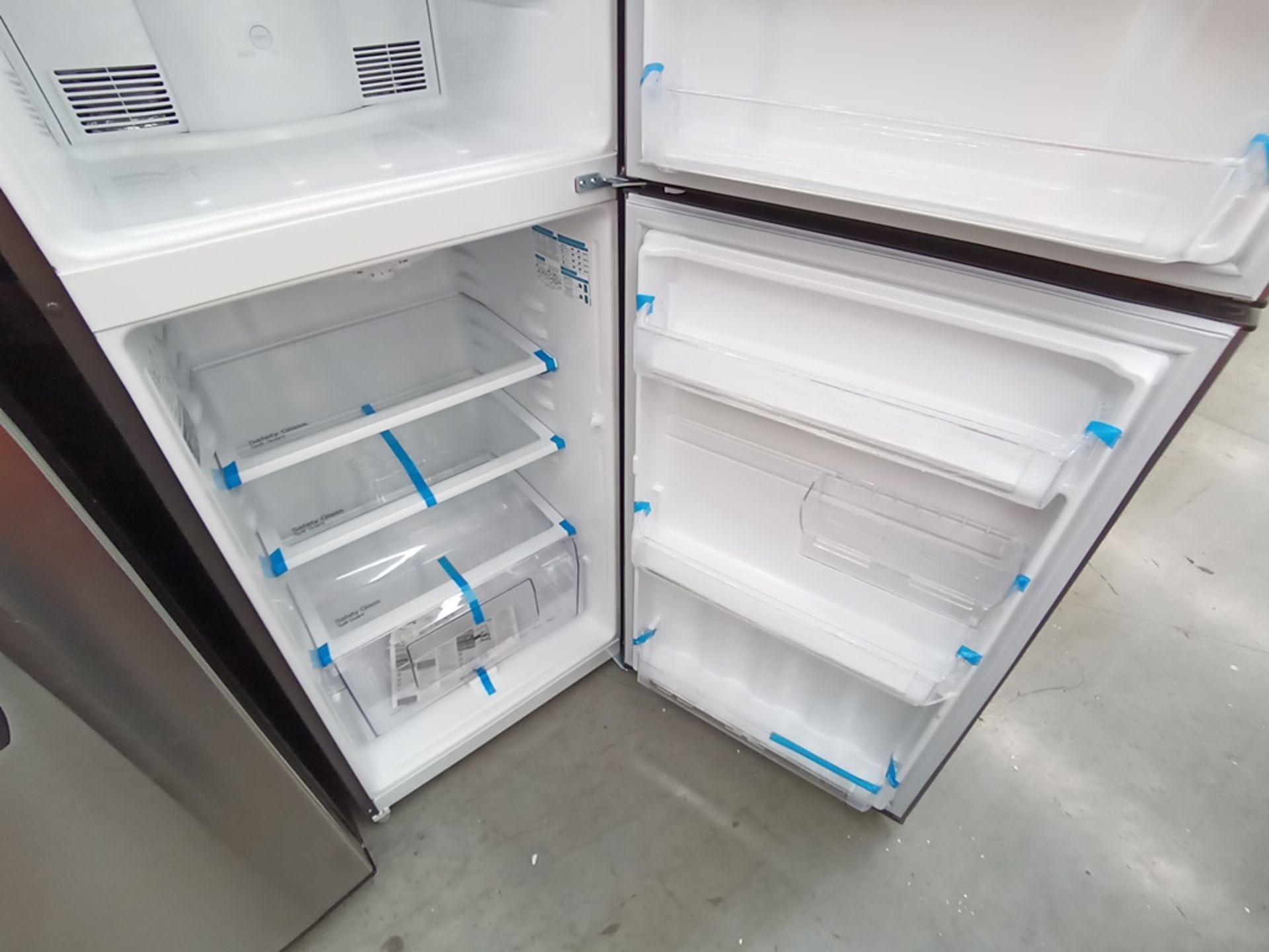Lote de 2 refrigeradores contiene: 1 Refrigerador con dispensador de agua, Marca Winia, Modelo DFR- - Image 13 of 15