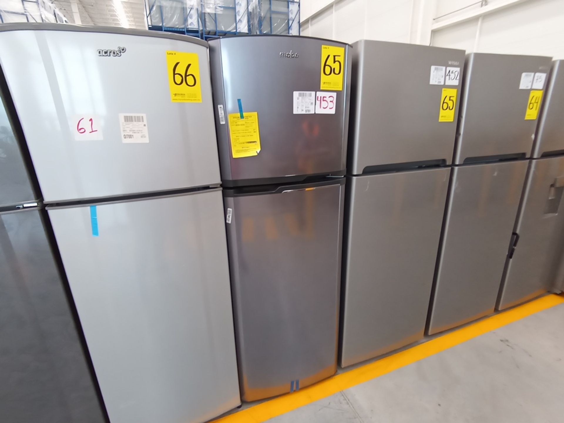 Lote de 2 Refrigeradores contiene: 1 Refrigerador Marca Winia, Modelo DFR-32210GNV, Serie MR216N130