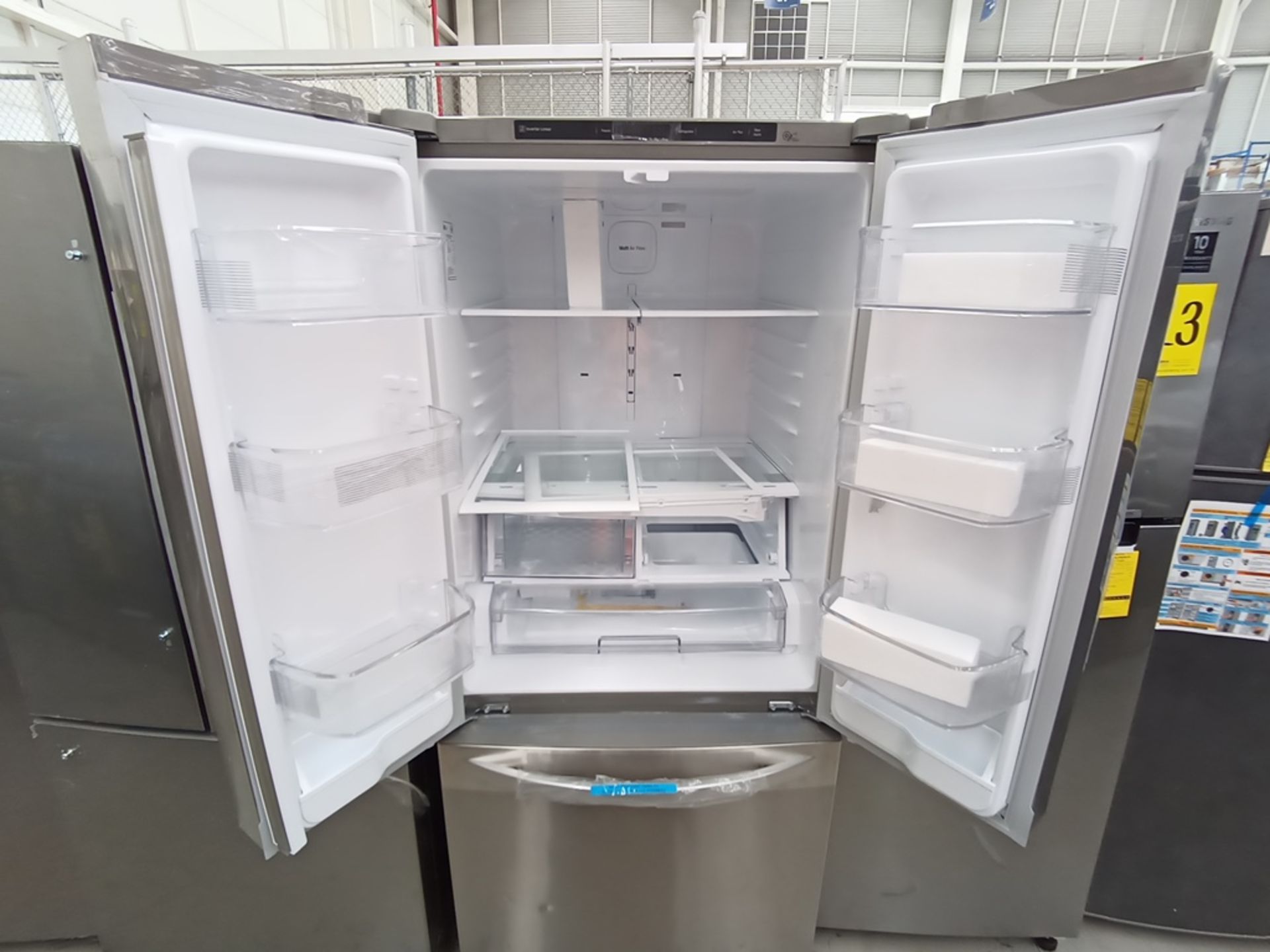 Lote de 2 refrigeradores contiene: 1 Refrigerador Marca LG, Modelo GF22BGSK, Serie 107MRMD4S595, Co - Image 8 of 16