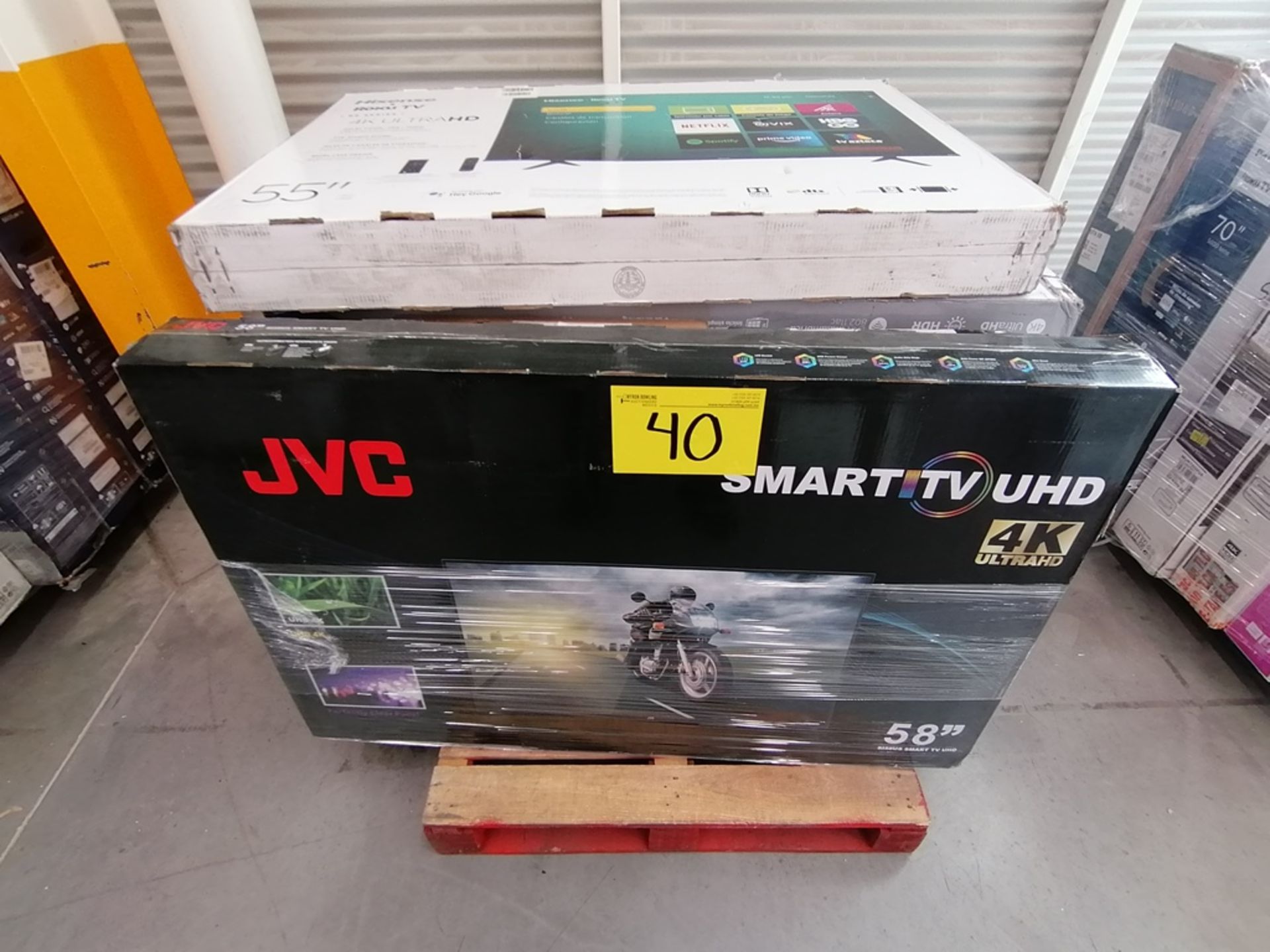 Lote de 14 Pantallas contiene: 1 Pantalla Smart Tv marca LG de 70", 1 Pantalla JVC de 58", 6 Pantal - Image 4 of 13