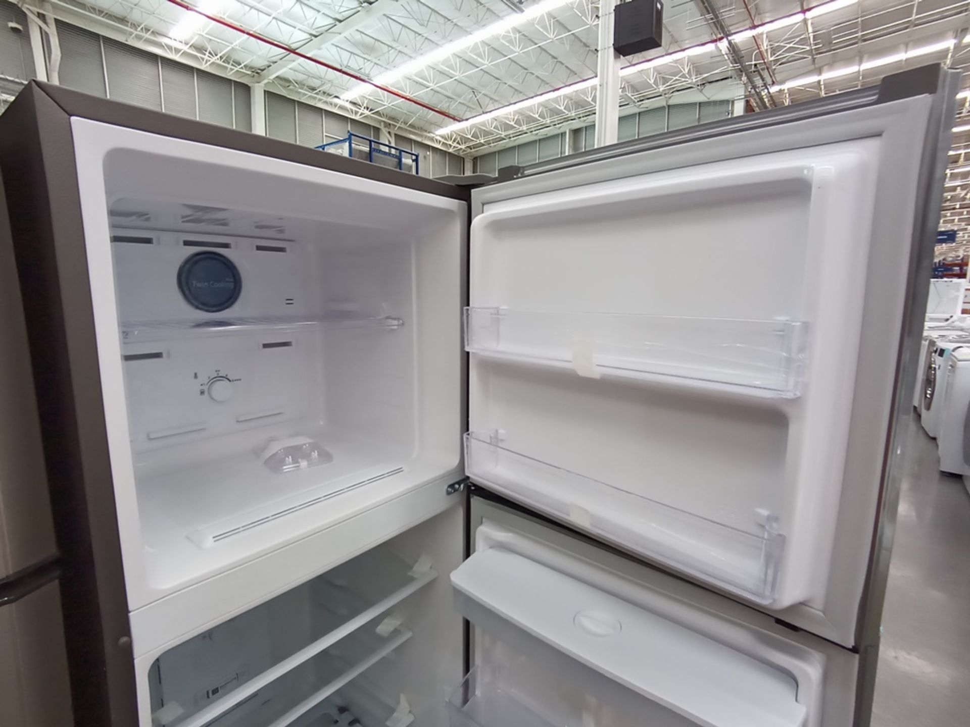 Lote de 2 refrigeradores contiene: 1 Refrigerador con dispensador de agua, Marca Samsung, Modelo RT - Image 7 of 15