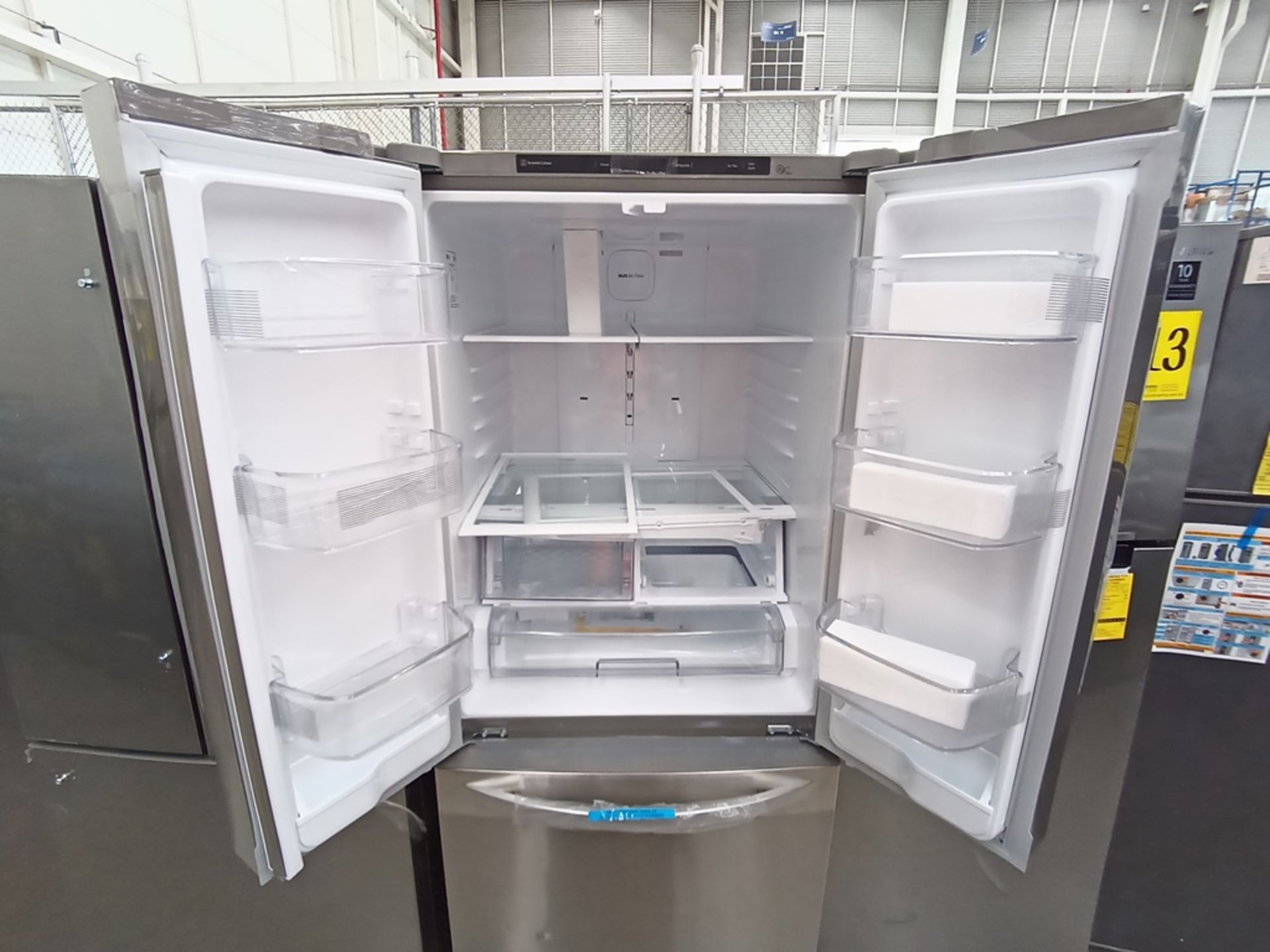Lote de 2 refrigeradores contiene: 1 Refrigerador Marca LG, Modelo GF22BGSK, Serie 107MRMD4S595, Co - Image 9 of 16